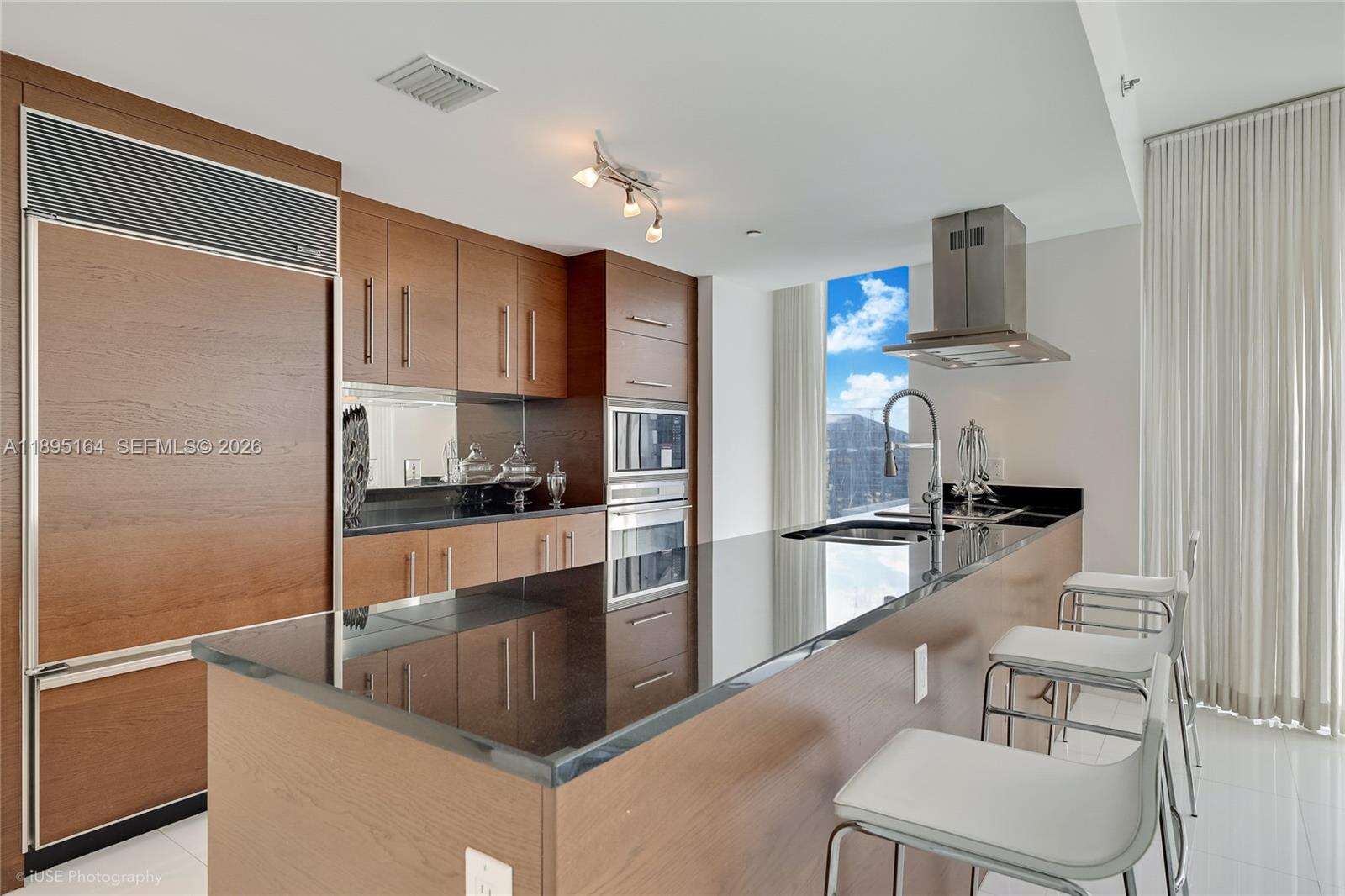 Icon Brickell 2 at 495 Brickell Ave, Miami, FL 33131 - For Rent photo 4