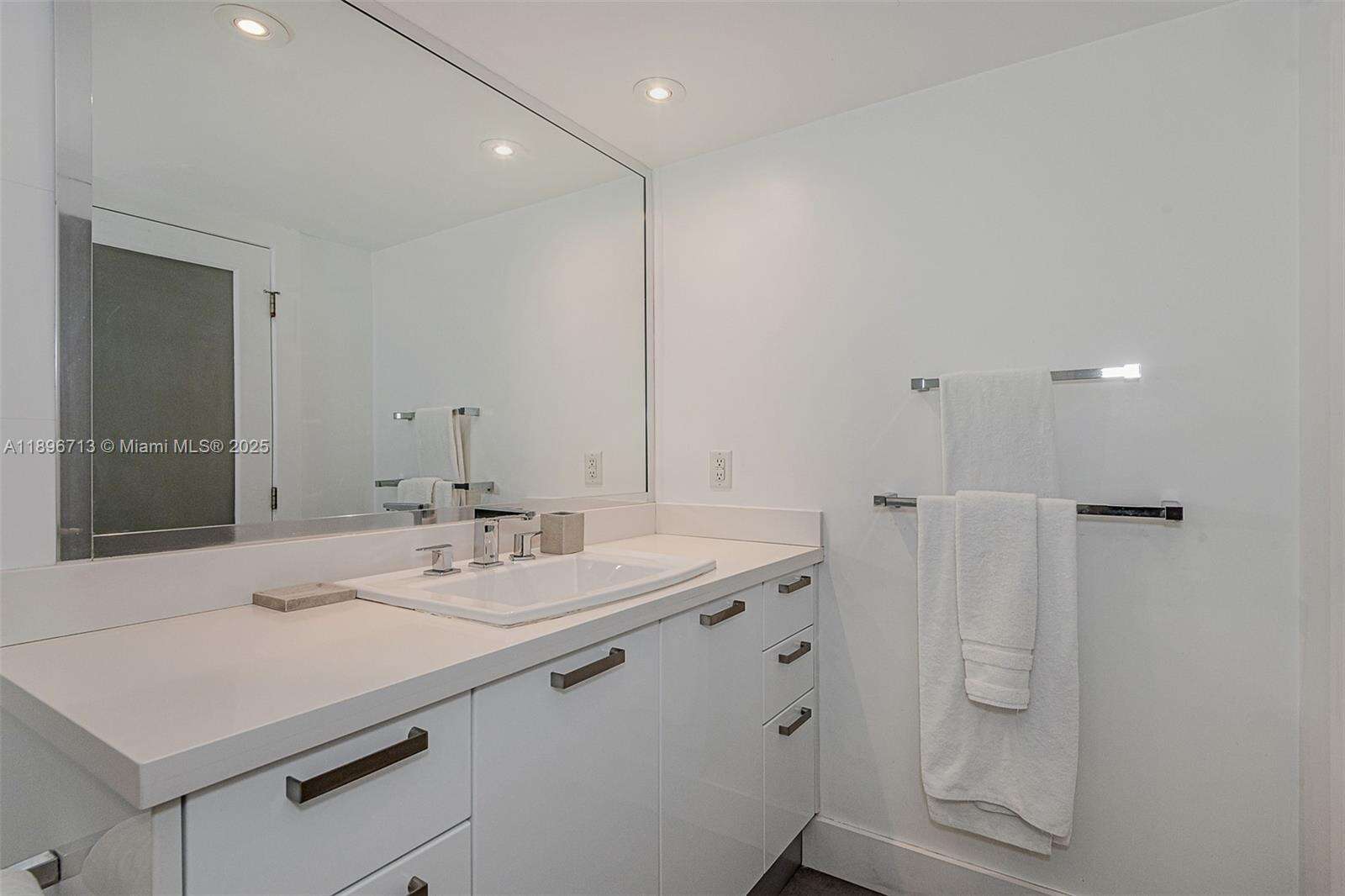 Roney Palace at 2301 Collins Ave, Miami Beach, FL 33139 - For Rent photo 23