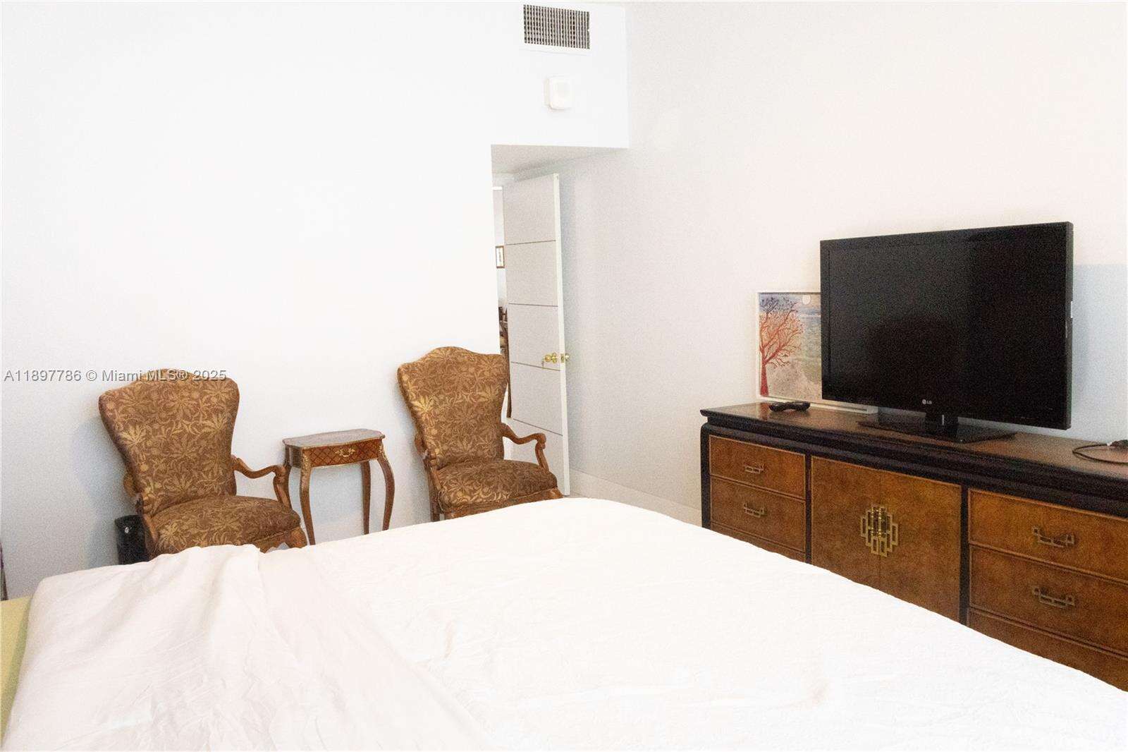 The Carriage Club North at 5005 Collins Ave, Miami Beach, FL 33140 - For Rent photo 12