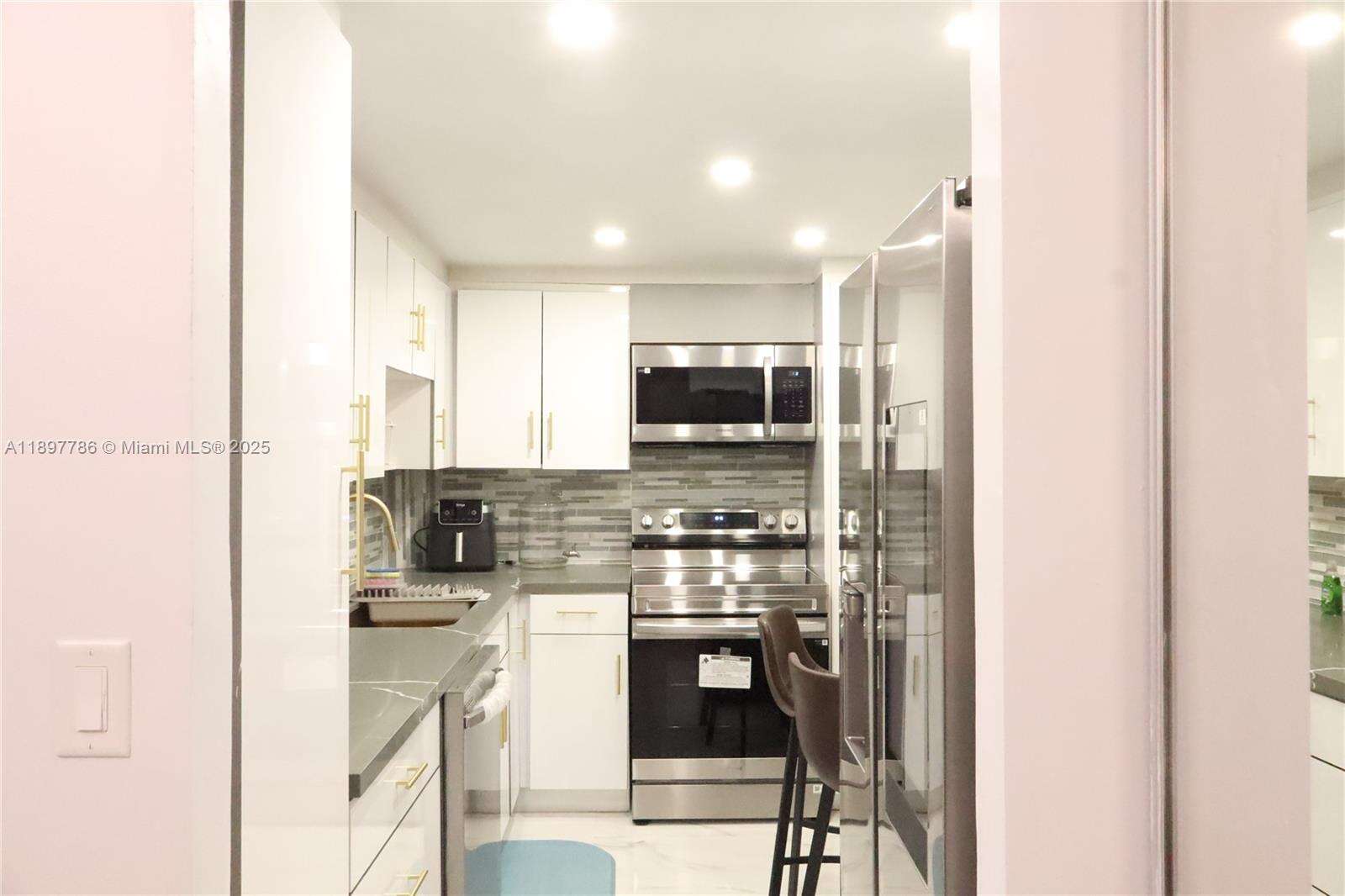 The Carriage Club North at 5005 Collins Ave, Miami Beach, FL 33140 - For Rent photo 15