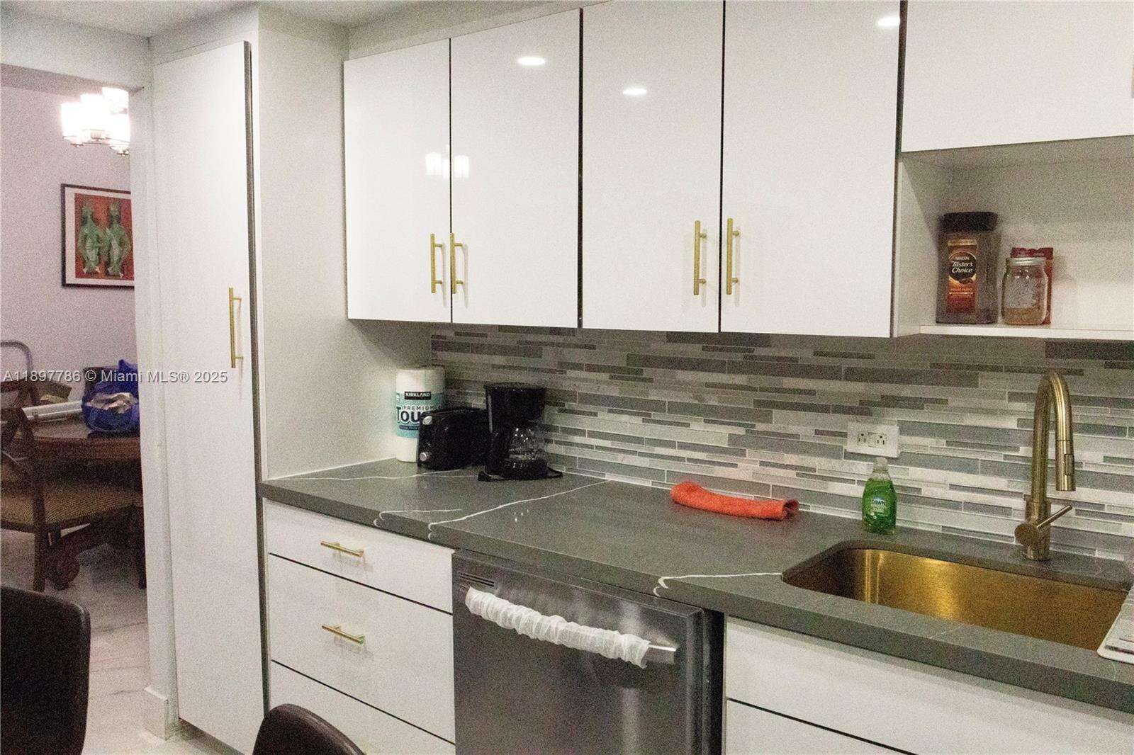 The Carriage Club North at 5005 Collins Ave, Miami Beach, FL 33140 - For Rent photo 16