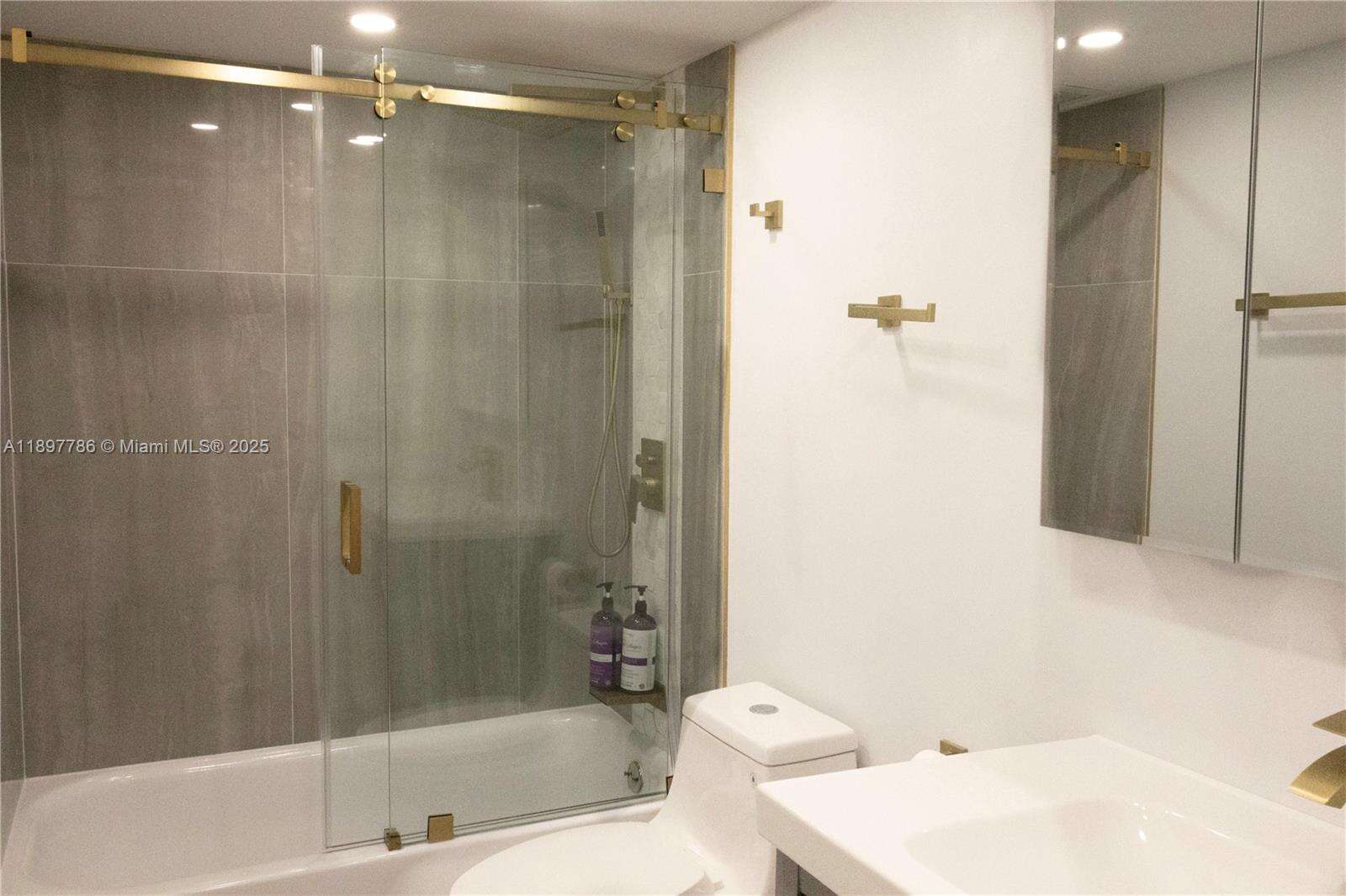 The Carriage Club North at 5005 Collins Ave, Miami Beach, FL 33140 - For Rent photo 4