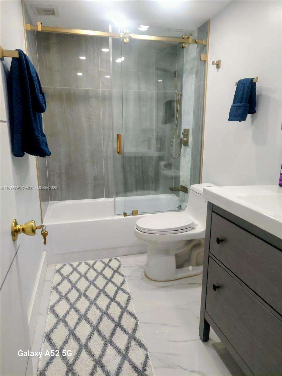 The Carriage Club North at 5005 Collins Ave, Miami Beach, FL 33140 - For Rent photo 6
