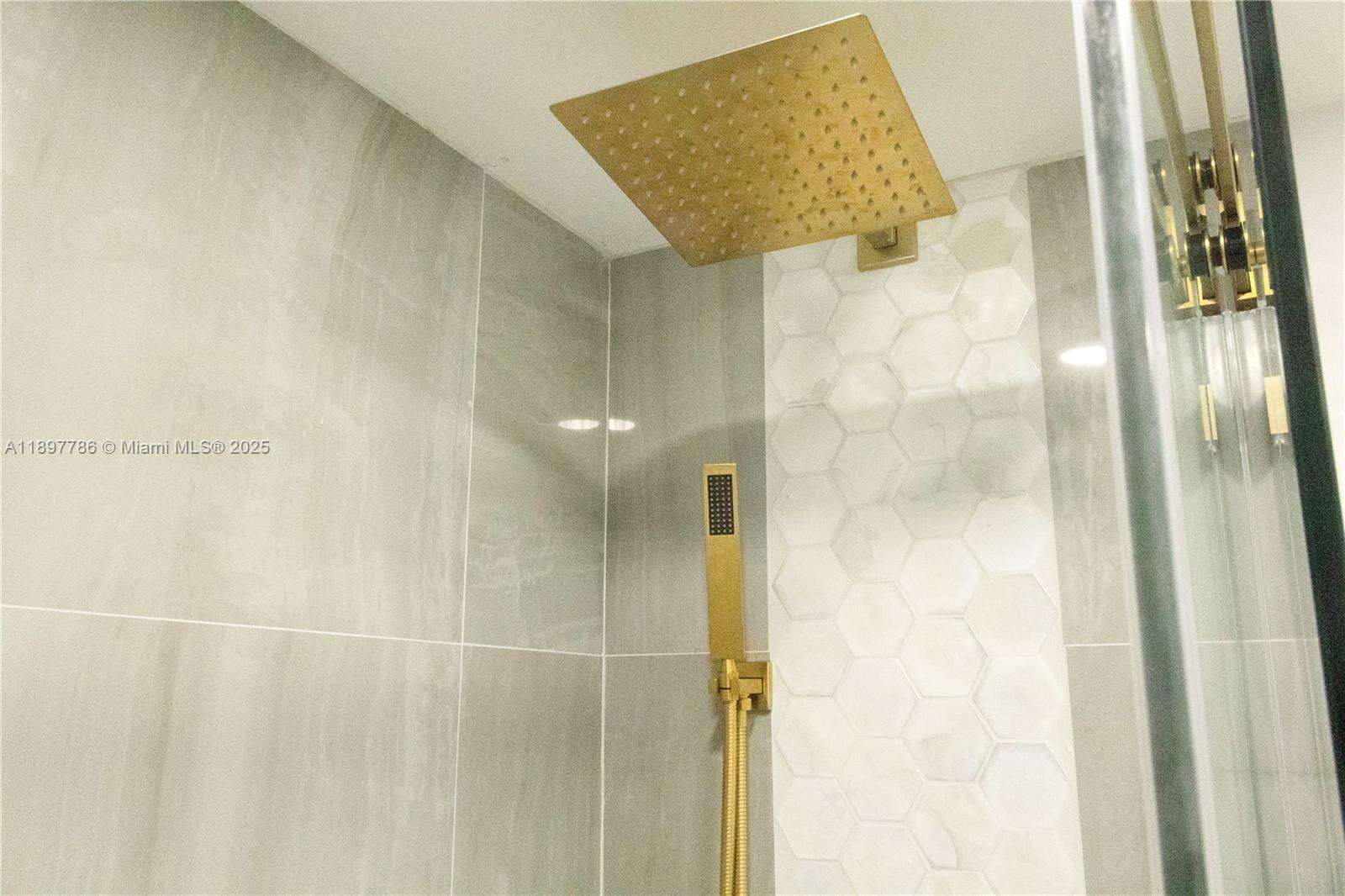The Carriage Club North at 5005 Collins Ave, Miami Beach, FL 33140 - For Rent photo 7