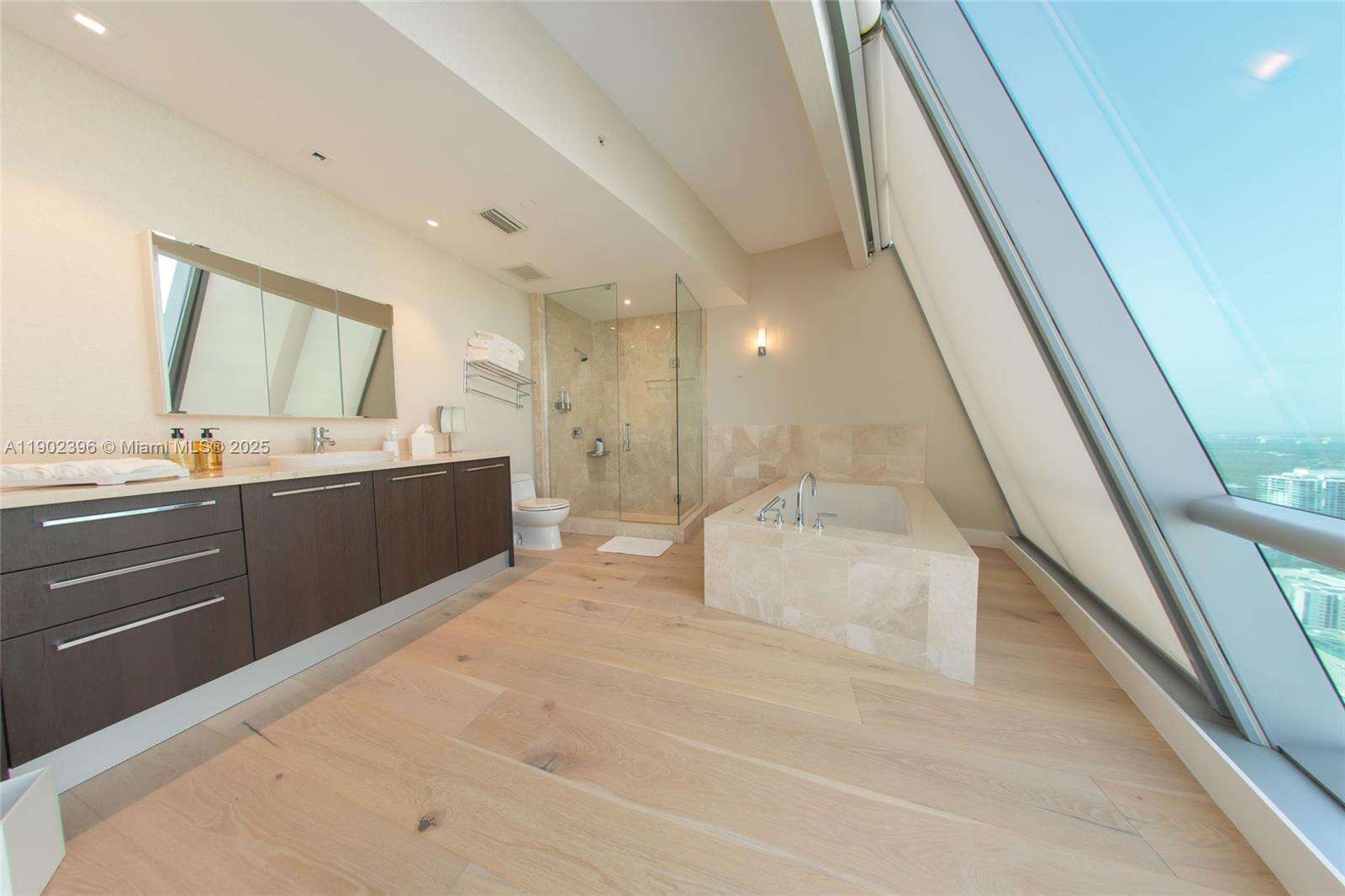 Jade Ocean at 17121 Collins Ave, Sunny Isles Beach, FL 33160 - For Rent photo 42