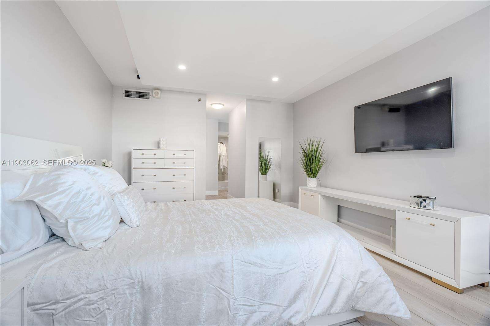 Decoplage at 100 Lincoln Rd, Miami Beach, FL 33139 - For Rent photo 22