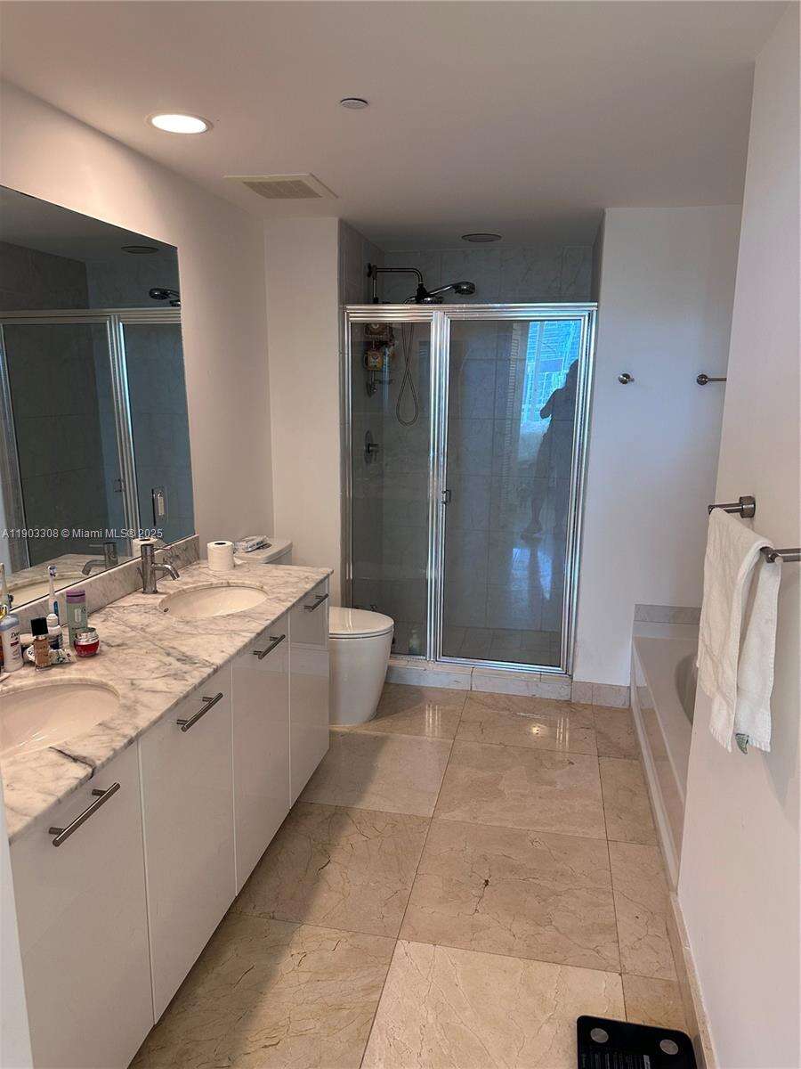 The Plaza On Brickell East at 950 Brickell Bay Dr, Miami, FL 33131 - For Rent photo 16