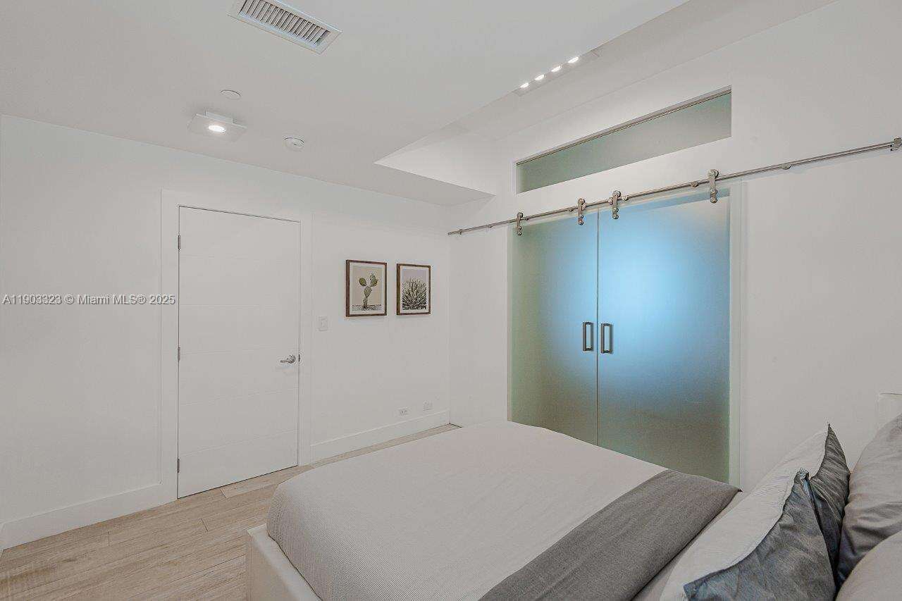 Roney Palace at 2301 Collins Ave, Miami Beach, FL 33139 - For Rent photo 12