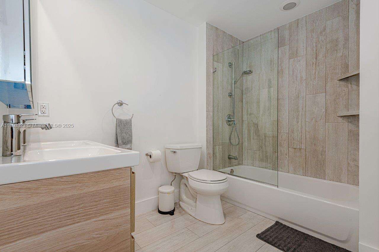 Roney Palace at 2301 Collins Ave, Miami Beach, FL 33139 - For Rent photo 14