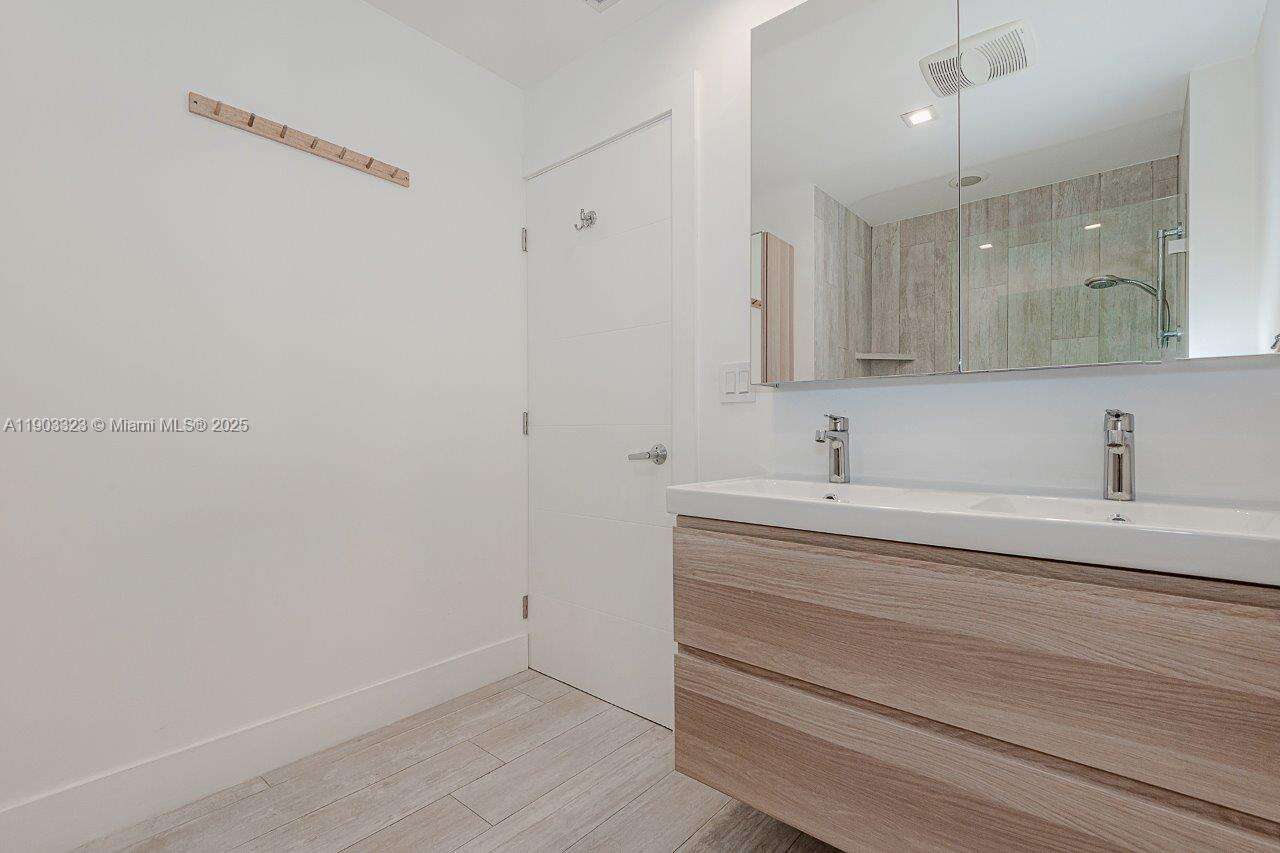 Roney Palace at 2301 Collins Ave, Miami Beach, FL 33139 - For Rent photo 15