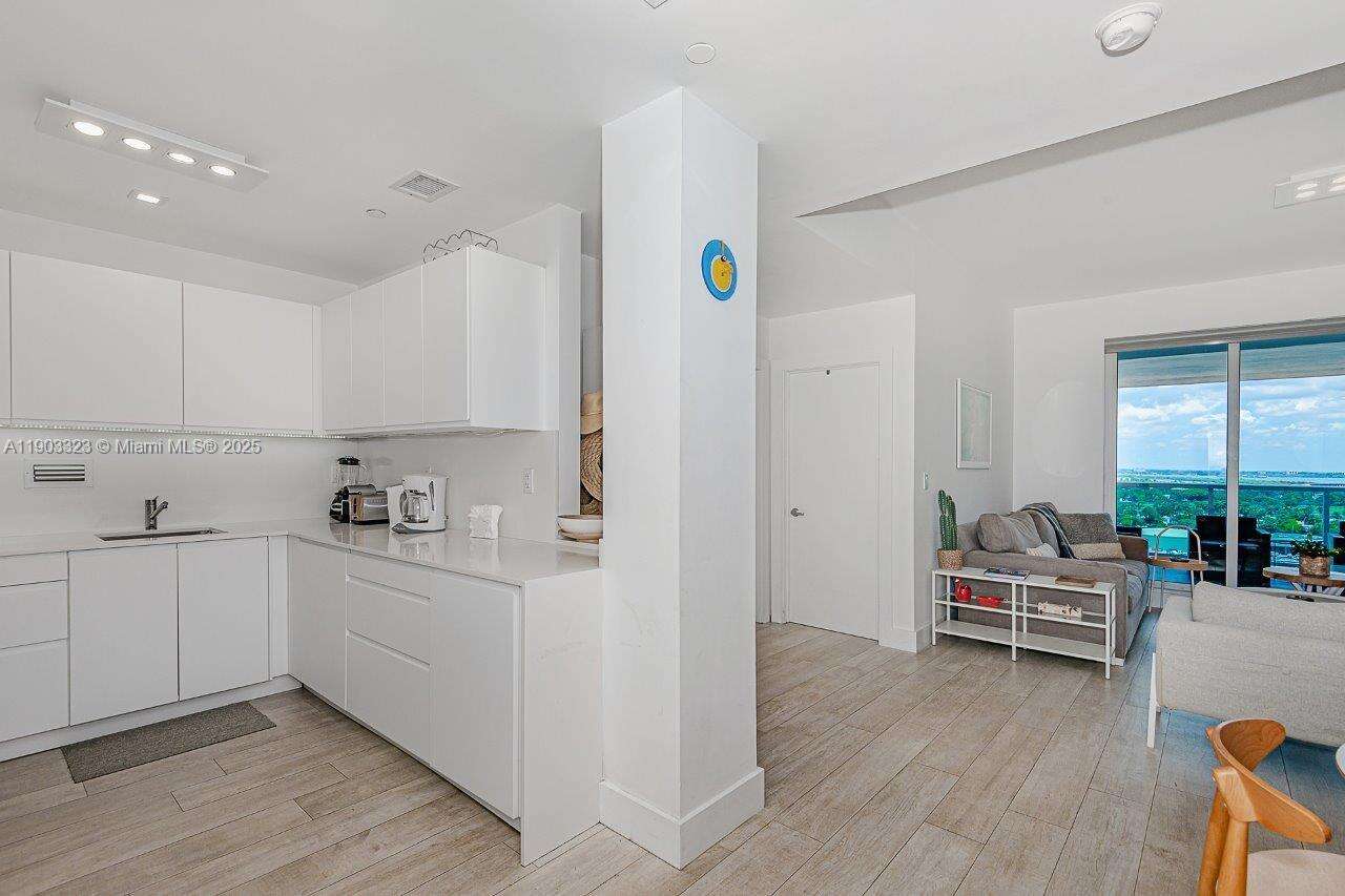 Roney Palace at 2301 Collins Ave, Miami Beach, FL 33139 - For Rent photo 9
