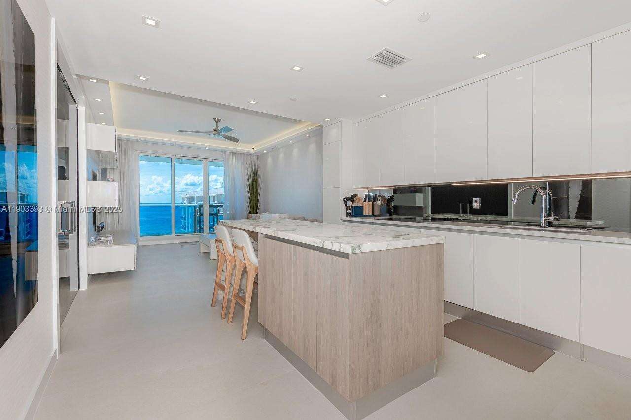 Roney Palace at 2301 Collins Ave, Miami Beach, FL 33139 - For Rent photo 12