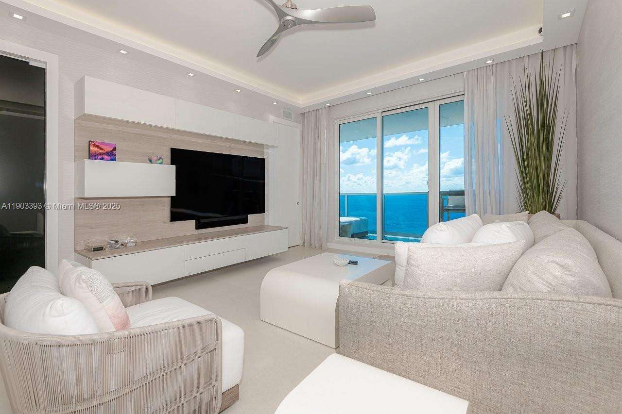 Roney Palace at 2301 Collins Ave, Miami Beach, FL 33139 - For Rent photo 3