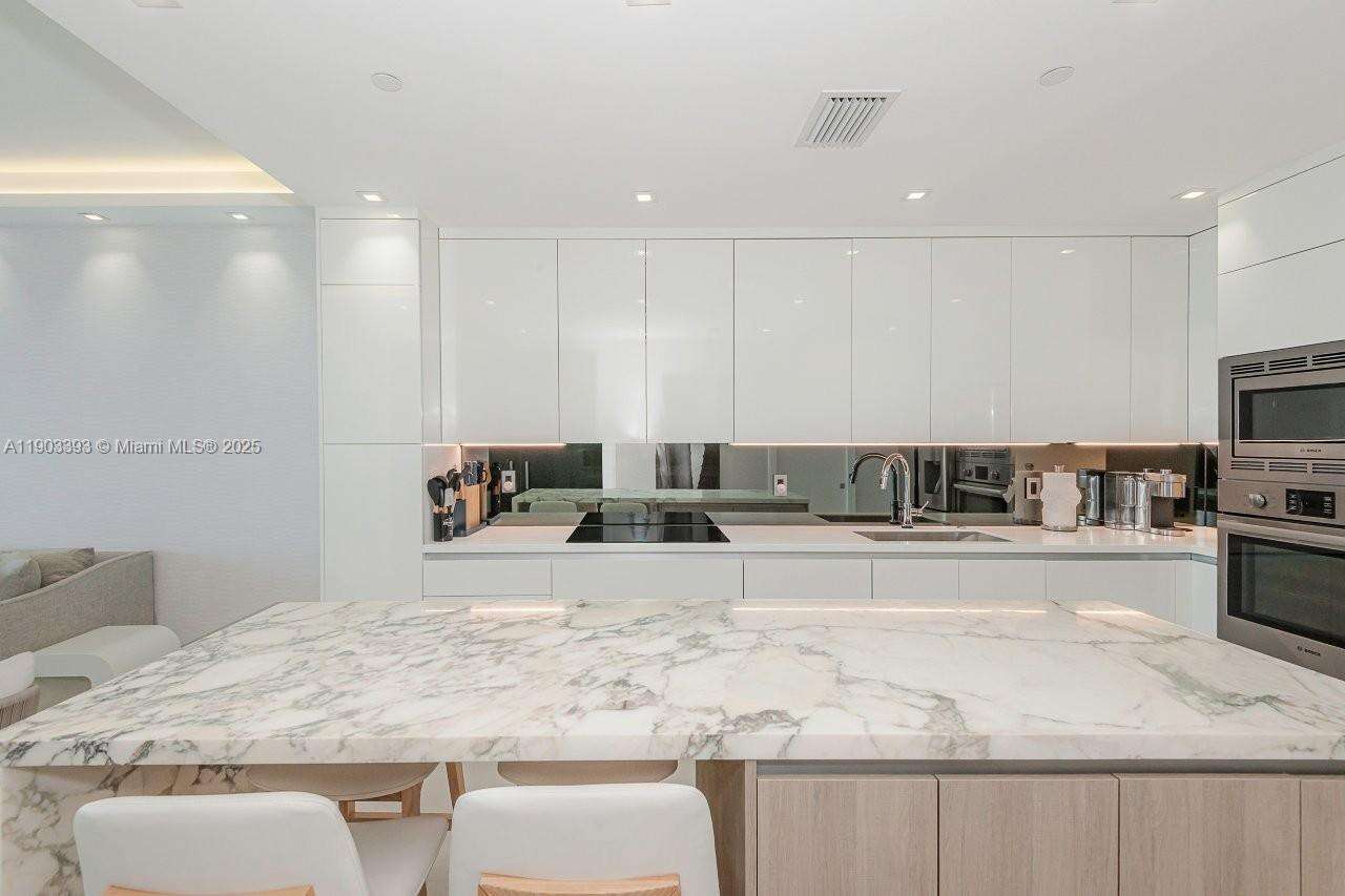 Roney Palace at 2301 Collins Ave, Miami Beach, FL 33139 - For Rent photo 9