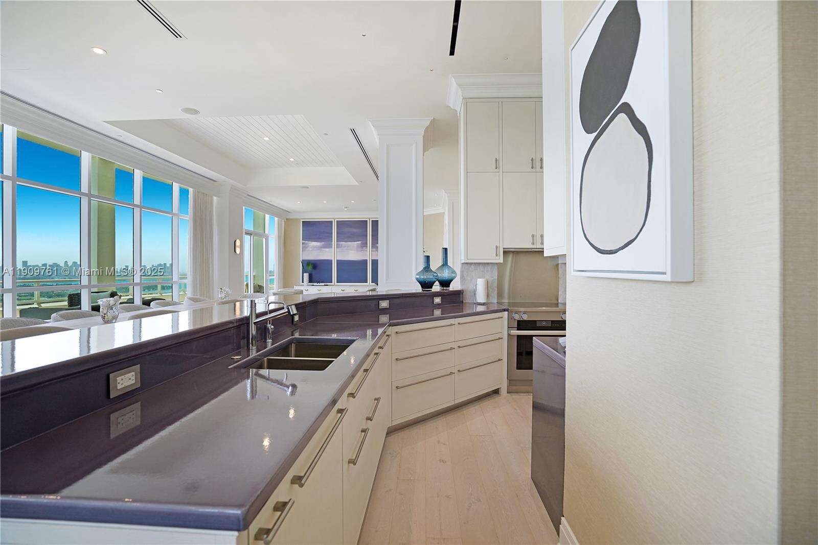 Fontainebleau 2 at 4401 Collins Ave, Miami Beach, FL 33140 - For Rent photo 31