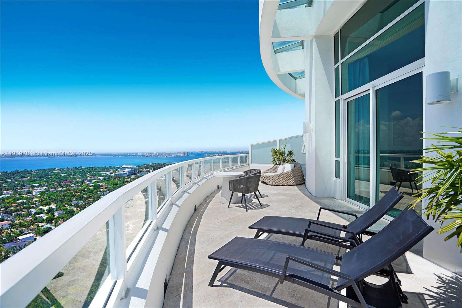 Fontainebleau 2 at 4401 Collins Ave, Miami Beach, FL 33140 - For Rent photo 42
