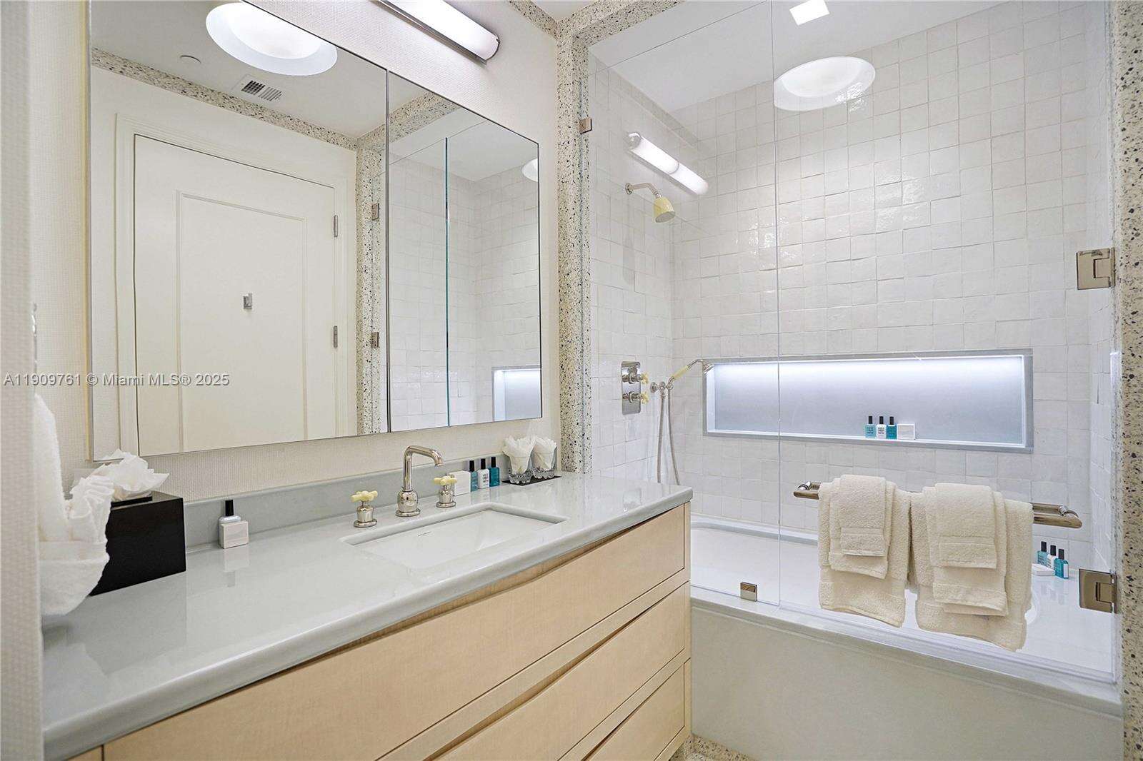 Fontainebleau 2 at 4401 Collins Ave, Miami Beach, FL 33140 - For Rent photo 60