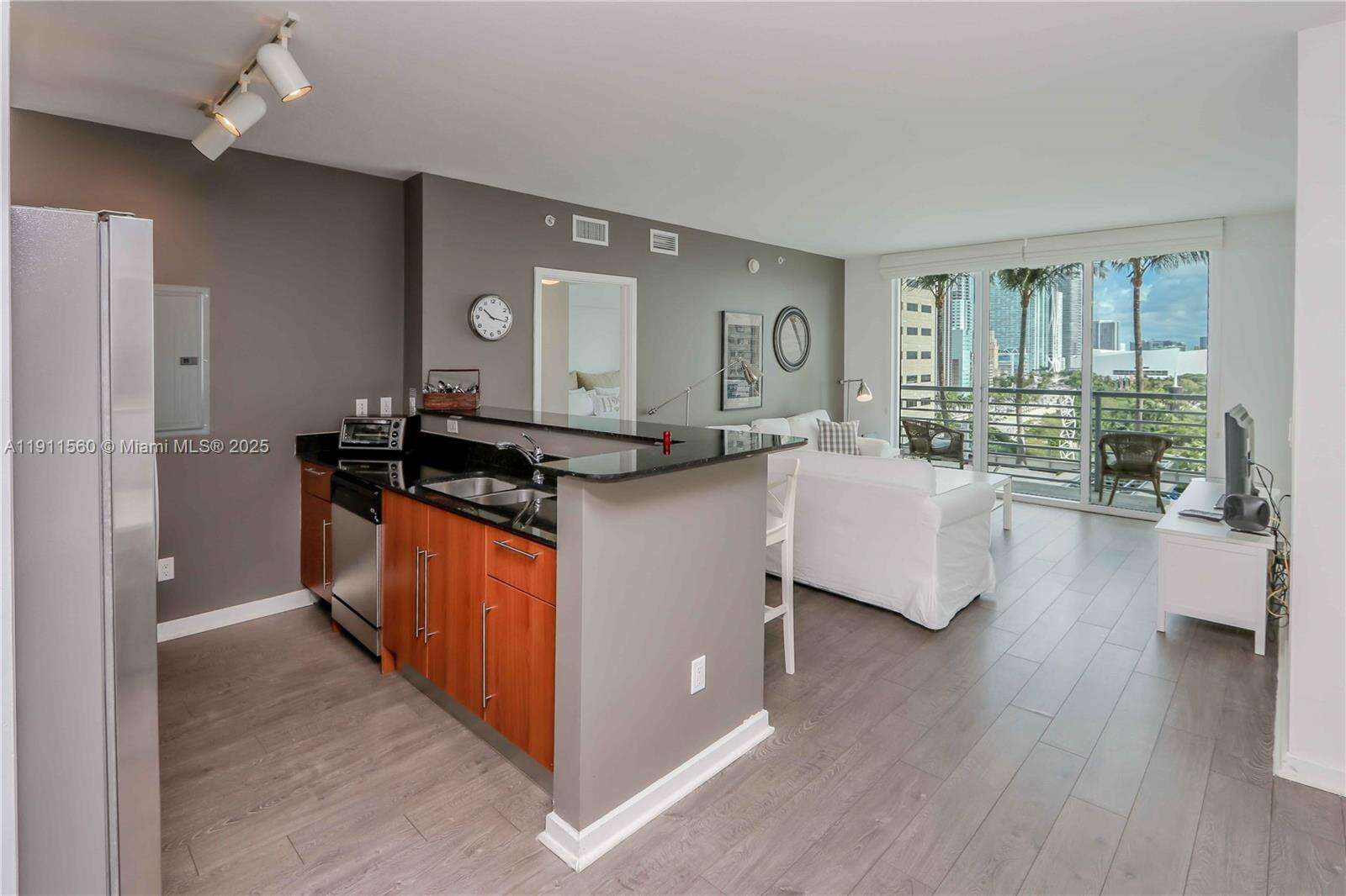 One Miami West at 325 Biscayne Blvd, Miami, FL 33131 - For Rent photo 5