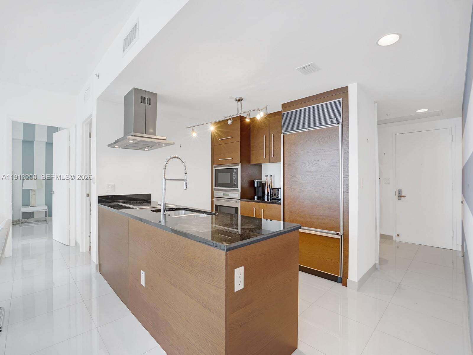 Icon Brickell 2 at 495 Brickell Ave, Miami, FL 33131 - For Rent photo 2