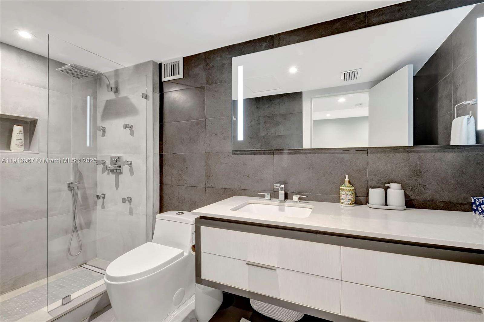 Roney Palace at 2301 Collins Ave, Miami Beach, FL 33139 - For Rent photo 38