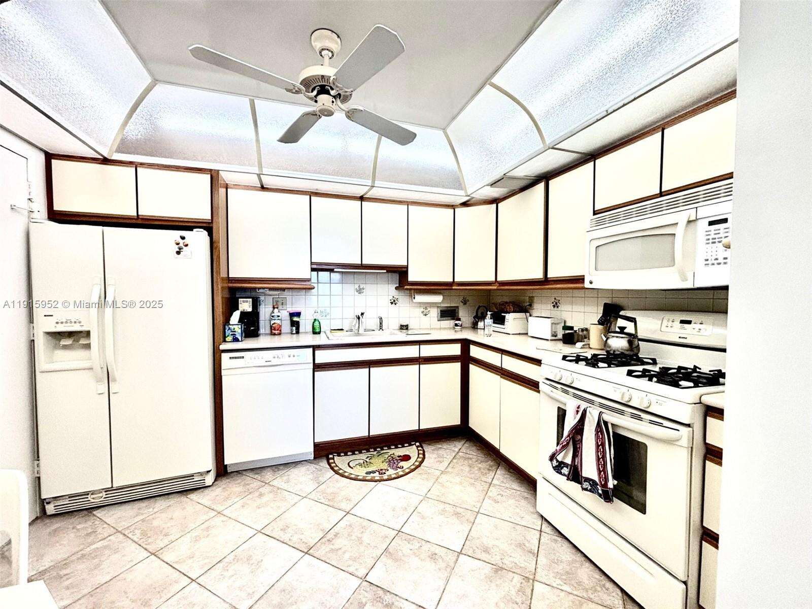 Parker Plaza at 2030 Ocean Dr, Hallandale Beach, FL 33009 - For Rent photo 16