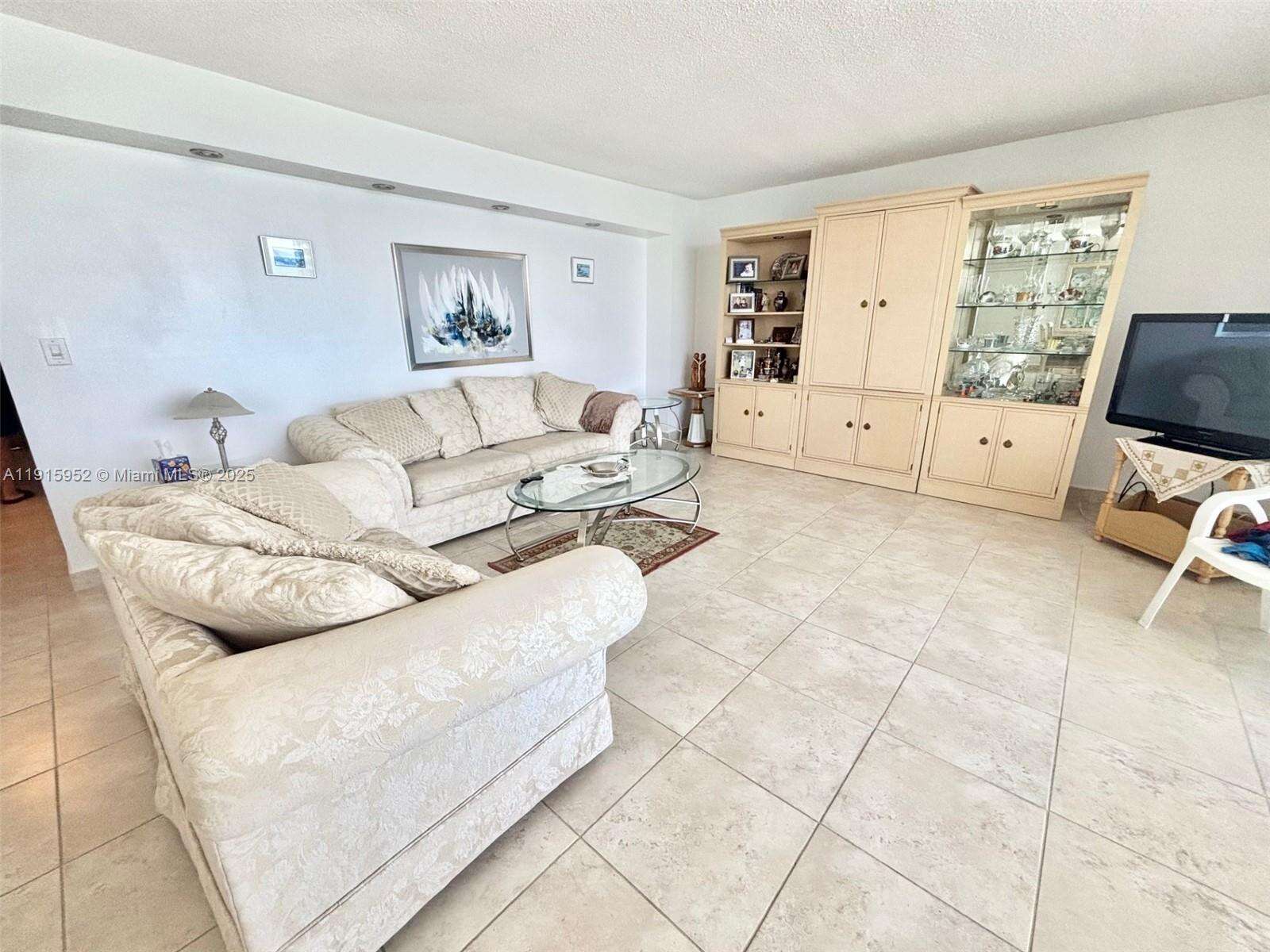Parker Plaza at 2030 Ocean Dr, Hallandale Beach, FL 33009 - For Rent photo 9
