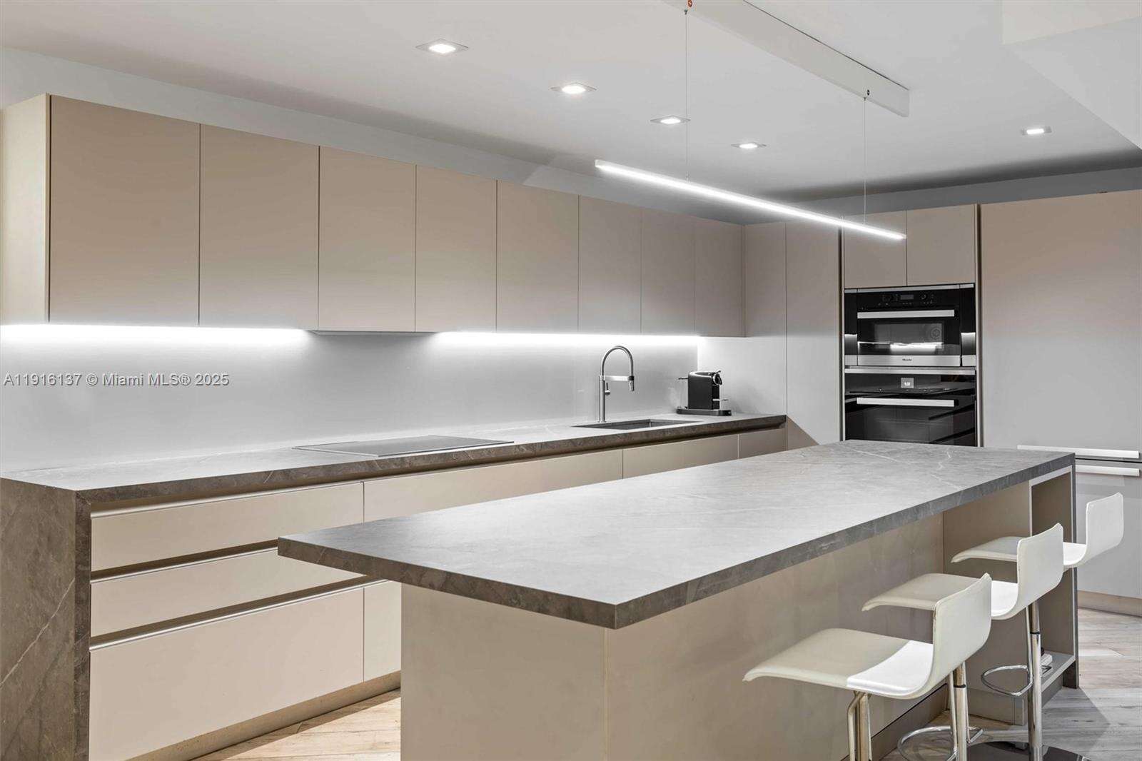 Roney Palace at 2301 Collins Ave, Miami Beach, FL 33139 - For Rent photo 42