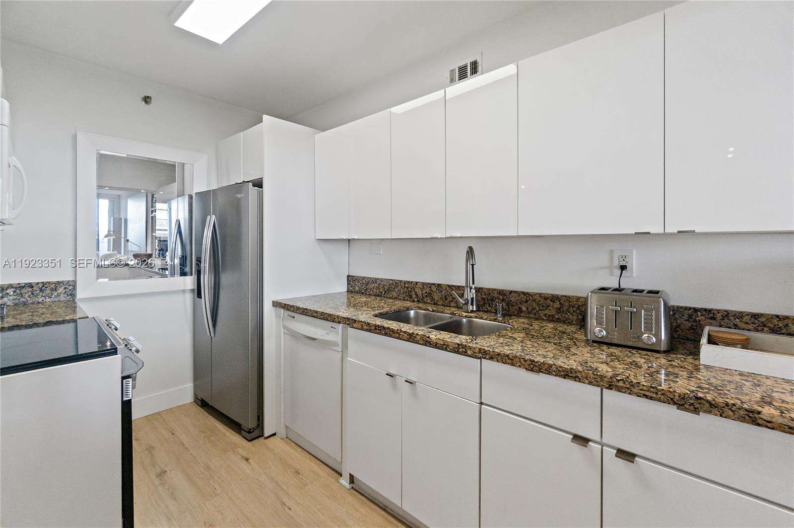 Decoplage at 100 Lincoln Rd, Miami Beach, FL 33139 - For Rent photo 9