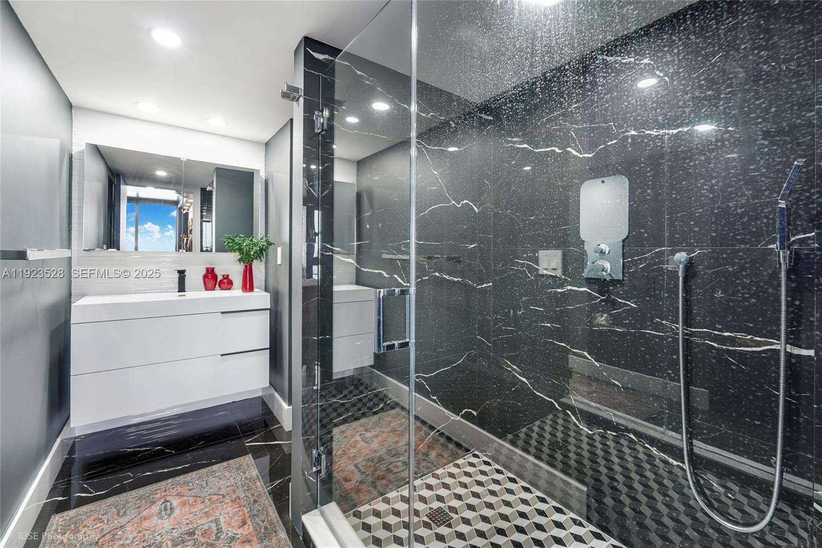 Club Atlantis at 2555 Collins Ave, Miami Beach, FL 33140 - For Rent photo 10