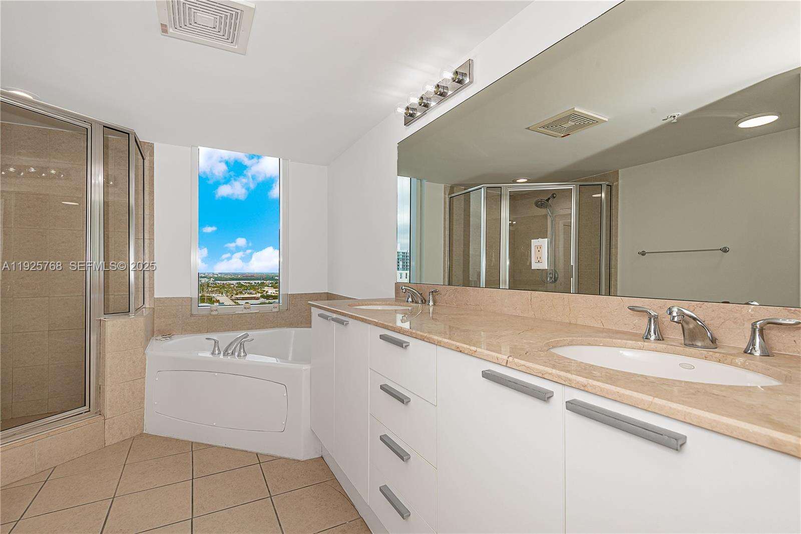 La Perla at 16699 Collins Ave, Sunny Isles Beach, FL 33160 - For Rent photo 11