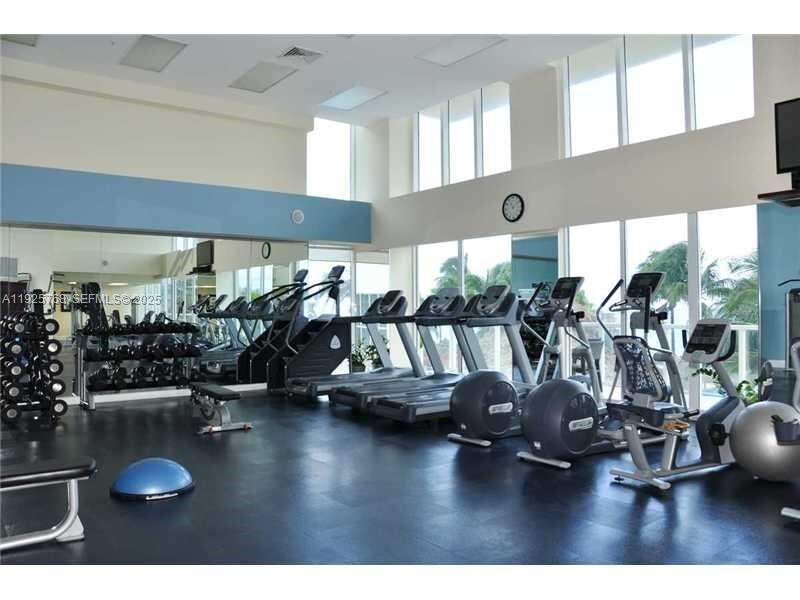 La Perla at 16699 Collins Ave, Sunny Isles Beach, FL 33160 - For Rent photo 15