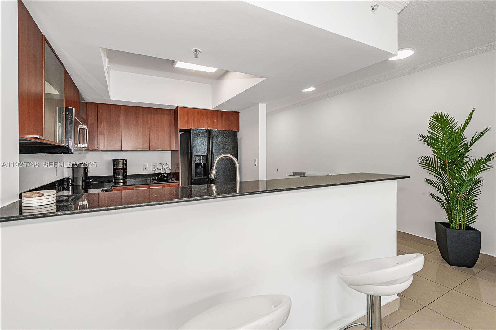 La Perla at 16699 Collins Ave, Sunny Isles Beach, FL 33160 - For Rent photo 9