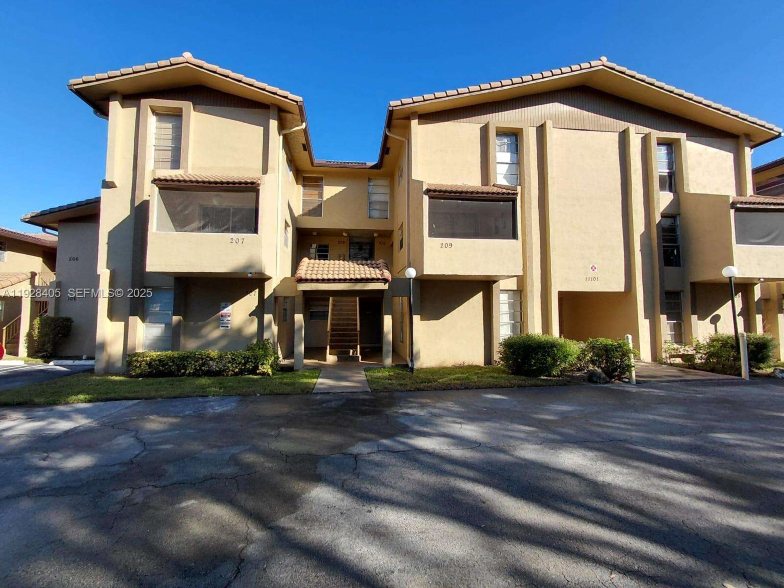 Palm Terrace Condos for Sale & Rent | Picture 1