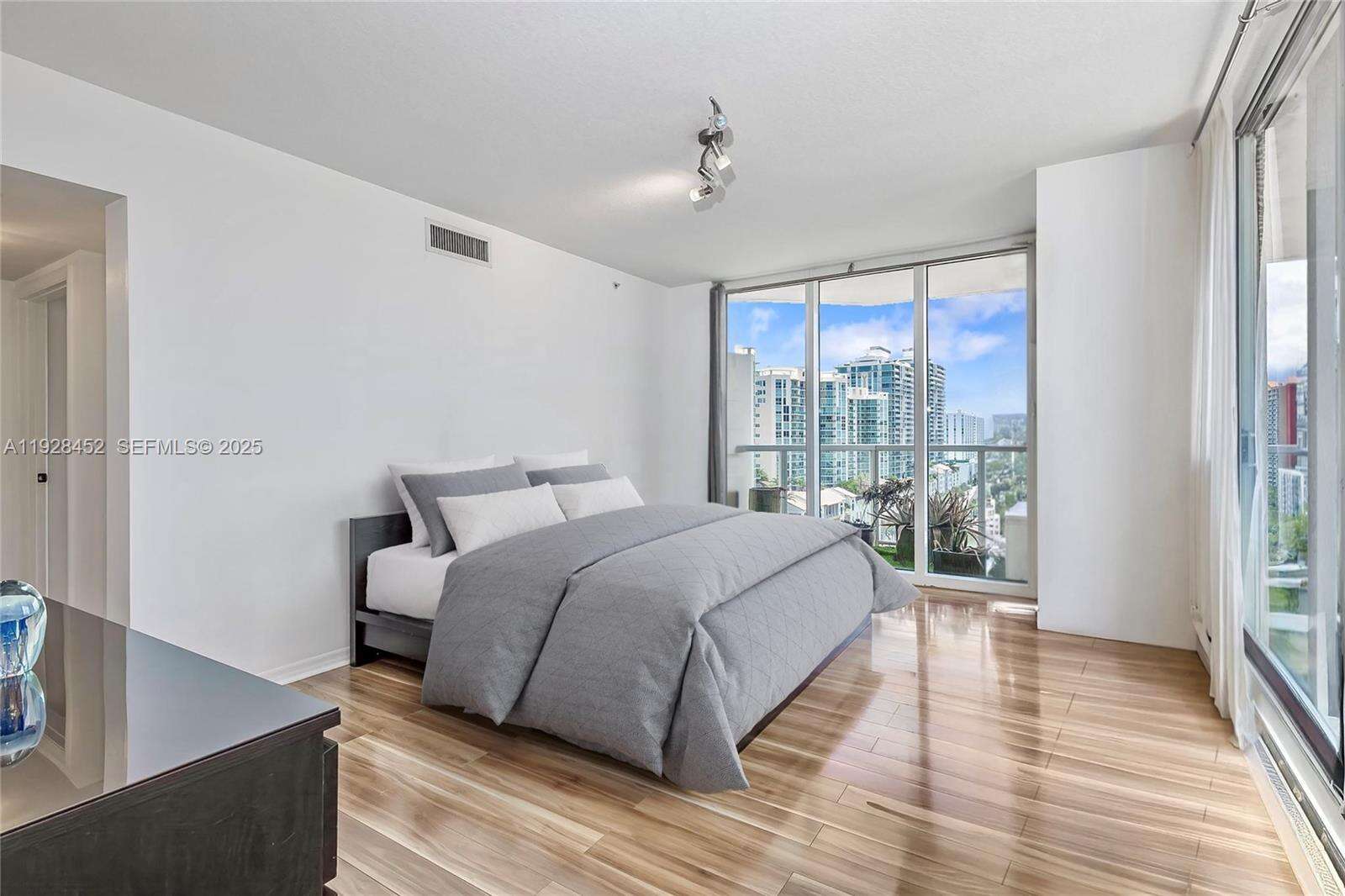 La Perla at 16699 Collins Ave, Sunny Isles Beach, FL 33160 - For Rent photo 11