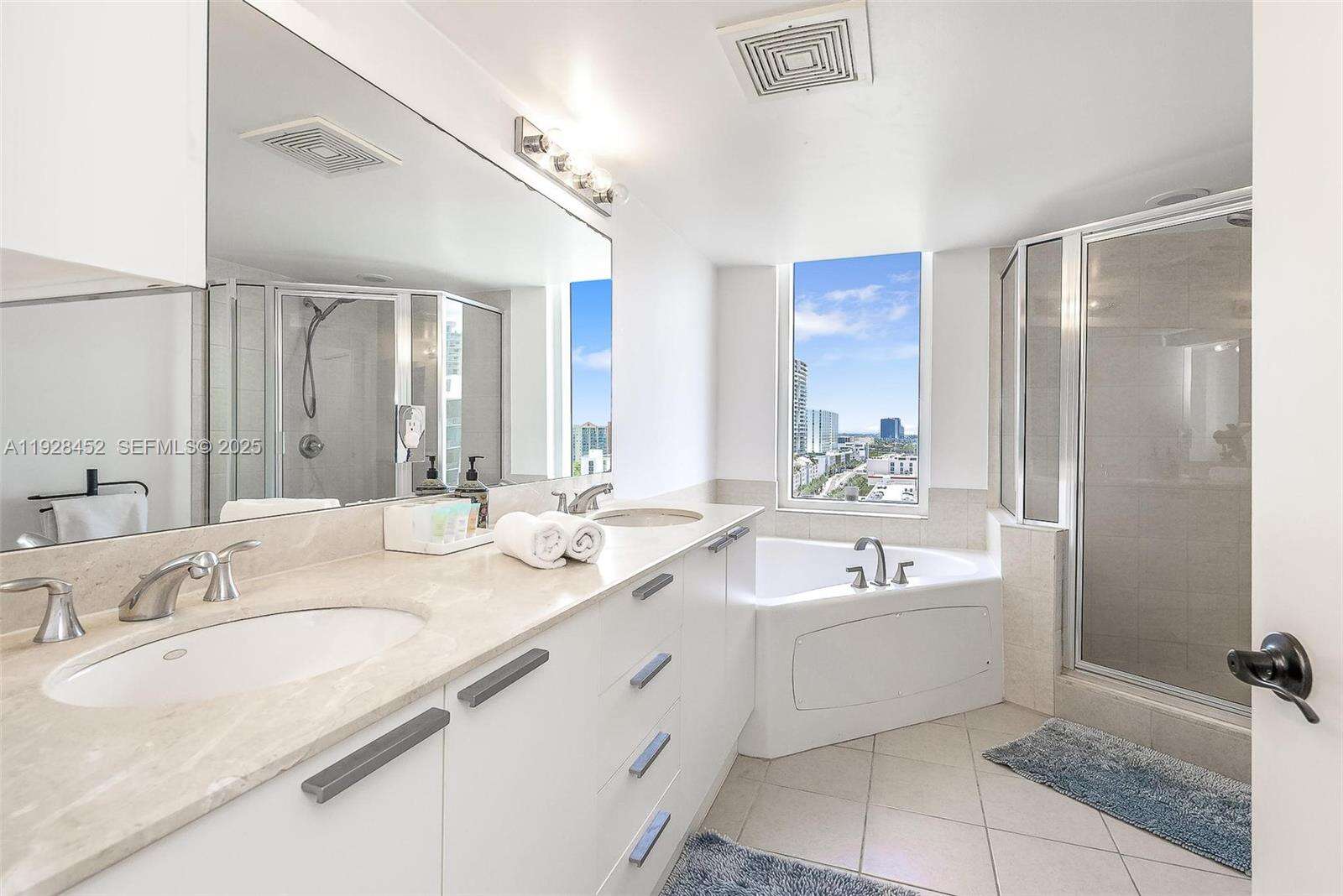 La Perla at 16699 Collins Ave, Sunny Isles Beach, FL 33160 - For Rent photo 12