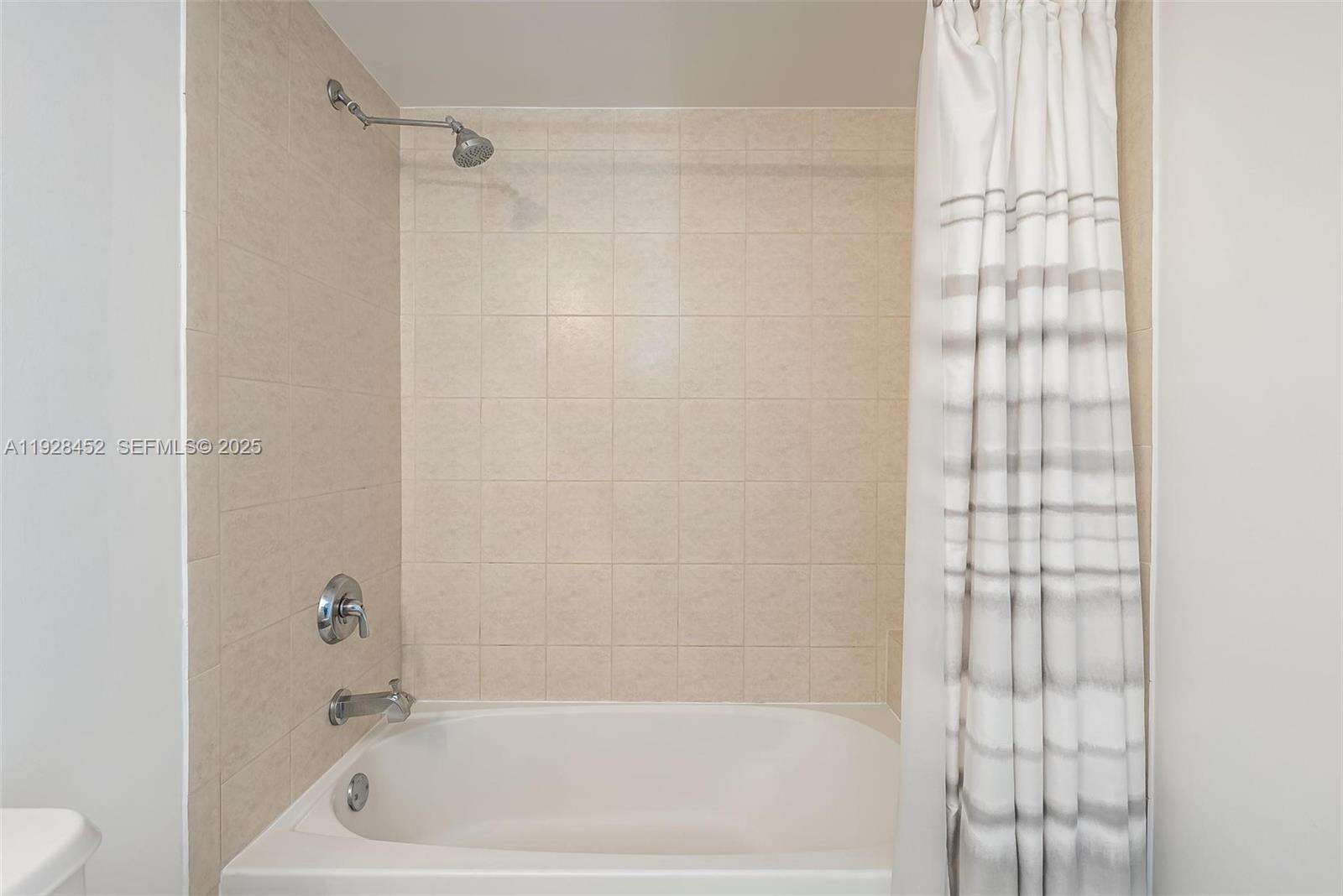La Perla at 16699 Collins Ave, Sunny Isles Beach, FL 33160 - For Rent photo 17