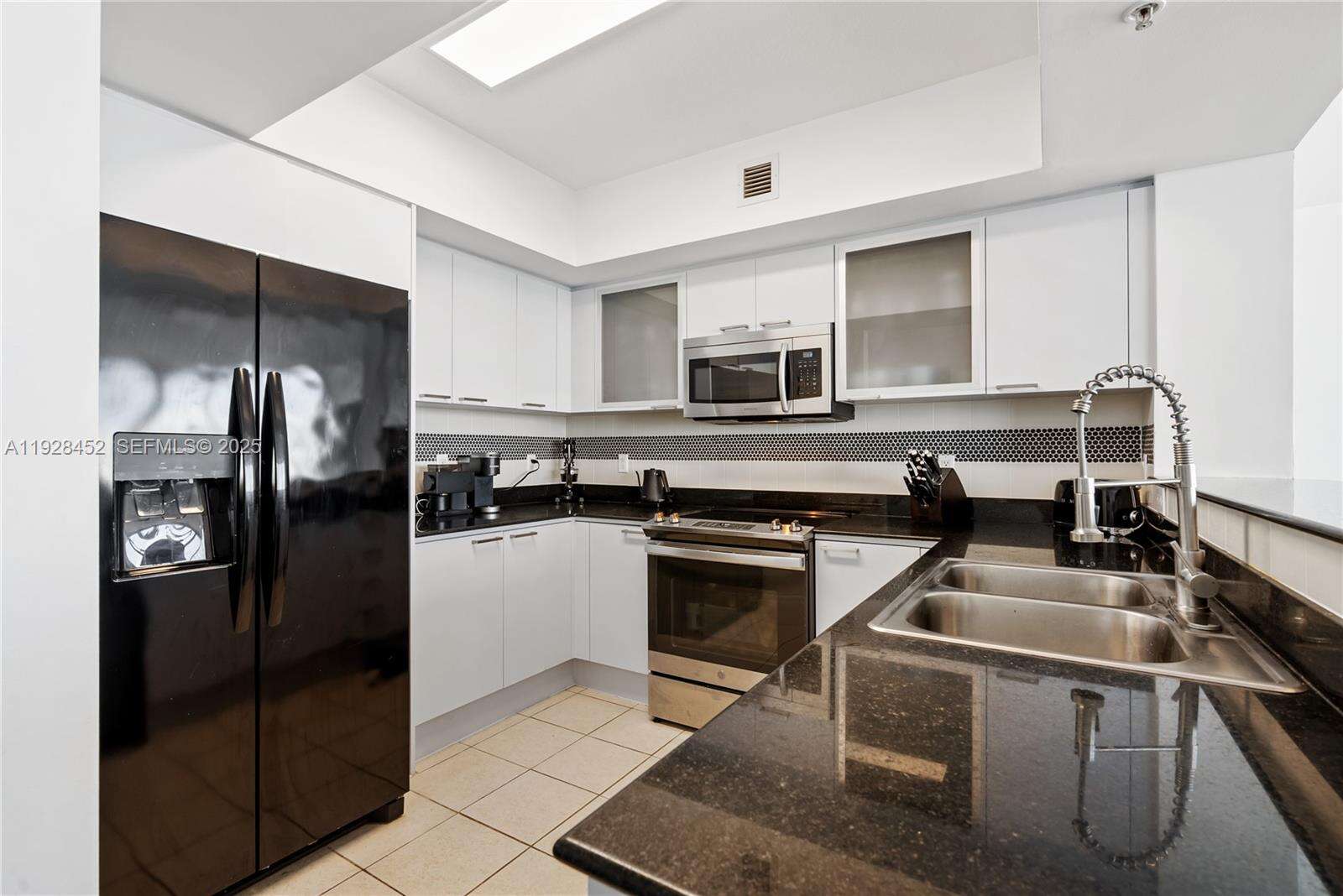 La Perla at 16699 Collins Ave, Sunny Isles Beach, FL 33160 - For Rent photo 8
