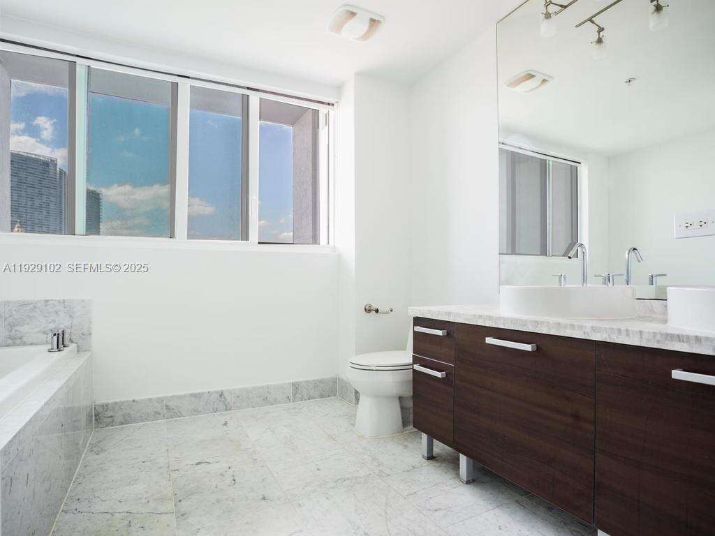 Vizcayne North at 244 Biscayne Blvd, Miami, FL 33132 - For Rent photo 18