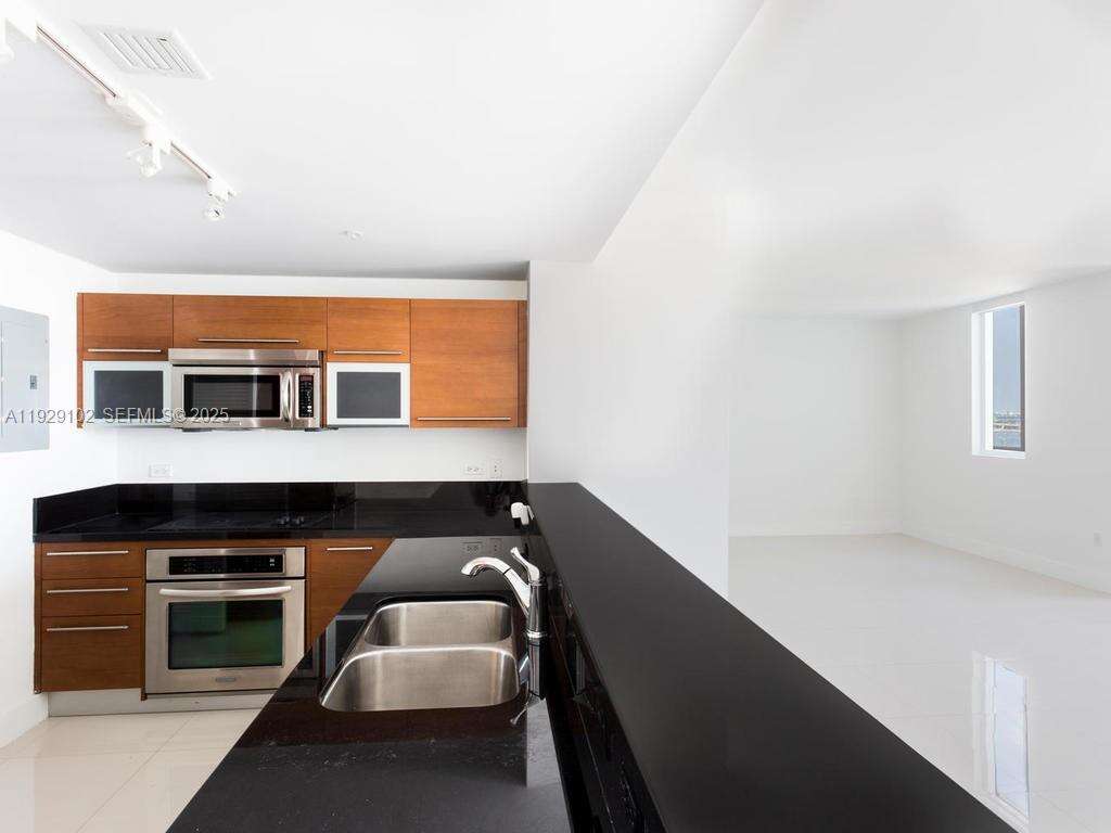 Vizcayne North at 244 Biscayne Blvd, Miami, FL 33132 - For Rent photo 4