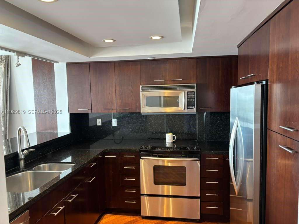 South Pointe Towers at 400 Pointe Dr, Miami Beach, FL 33139 - For Rent photo 15