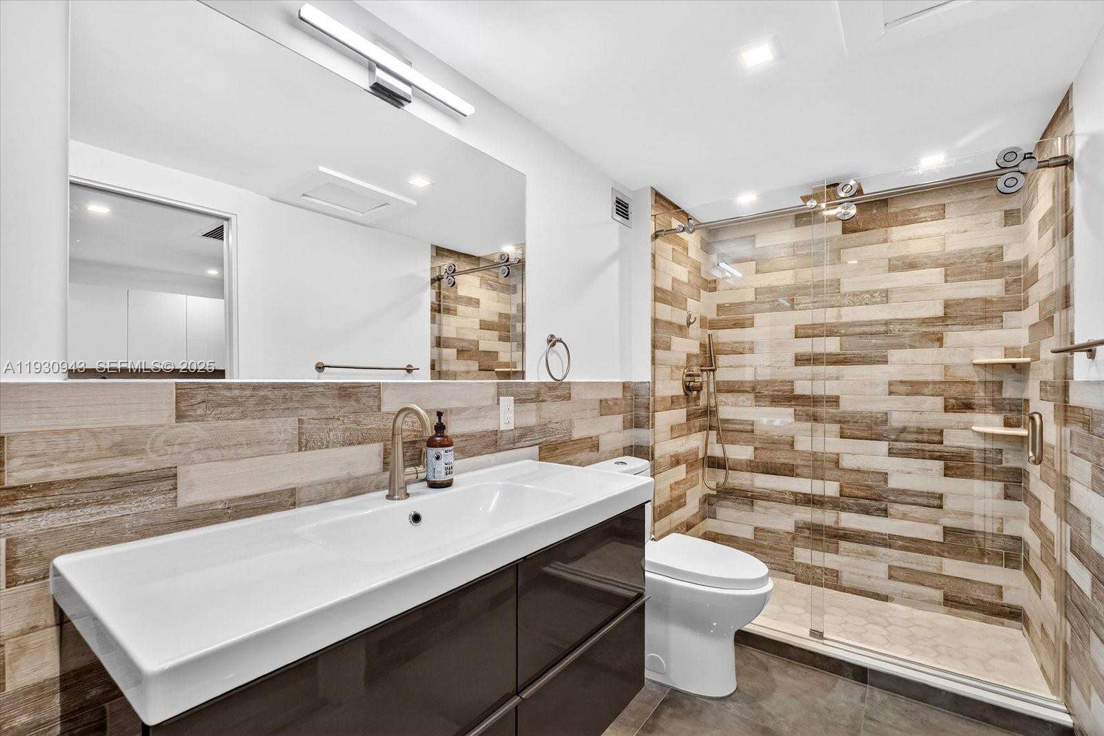 Roney Palace at 2301 Collins Ave, Miami Beach, FL 33139 - For Rent photo 14