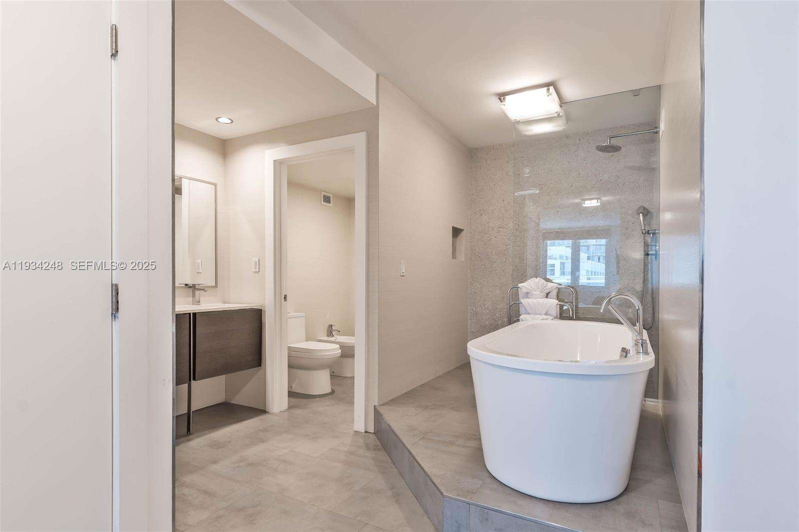 Roney Palace at 2301 Collins Ave, Miami Beach, FL 33139 - For Rent photo 16