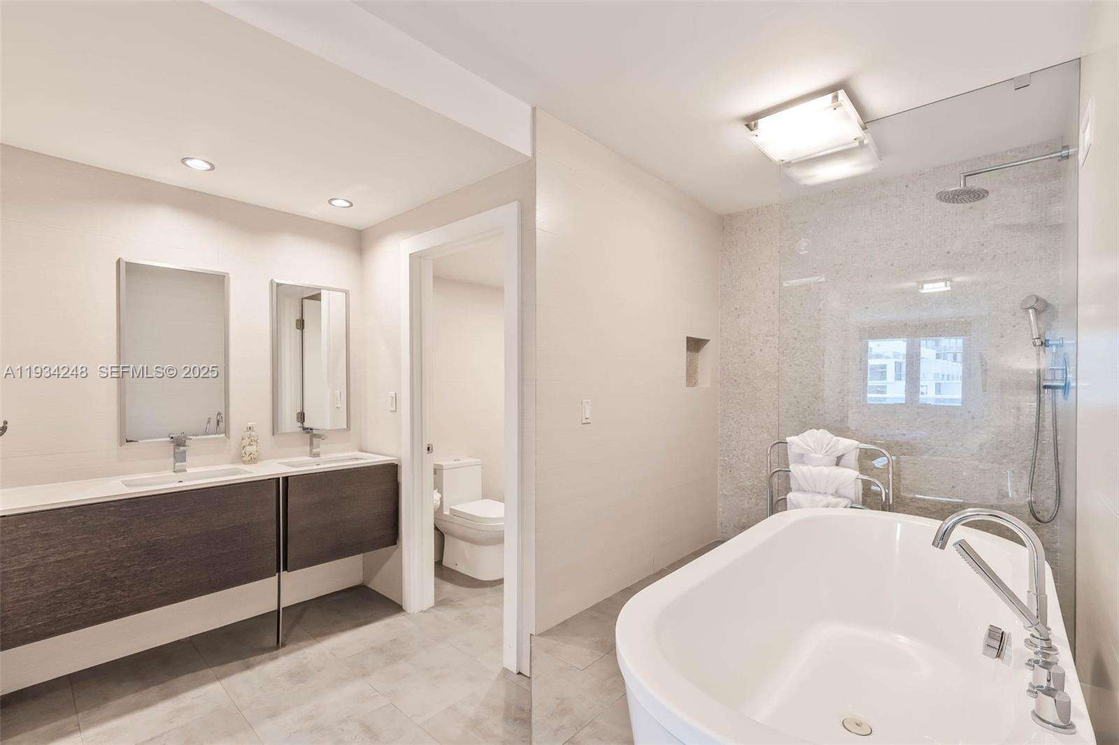 Roney Palace at 2301 Collins Ave, Miami Beach, FL 33139 - For Rent photo 17