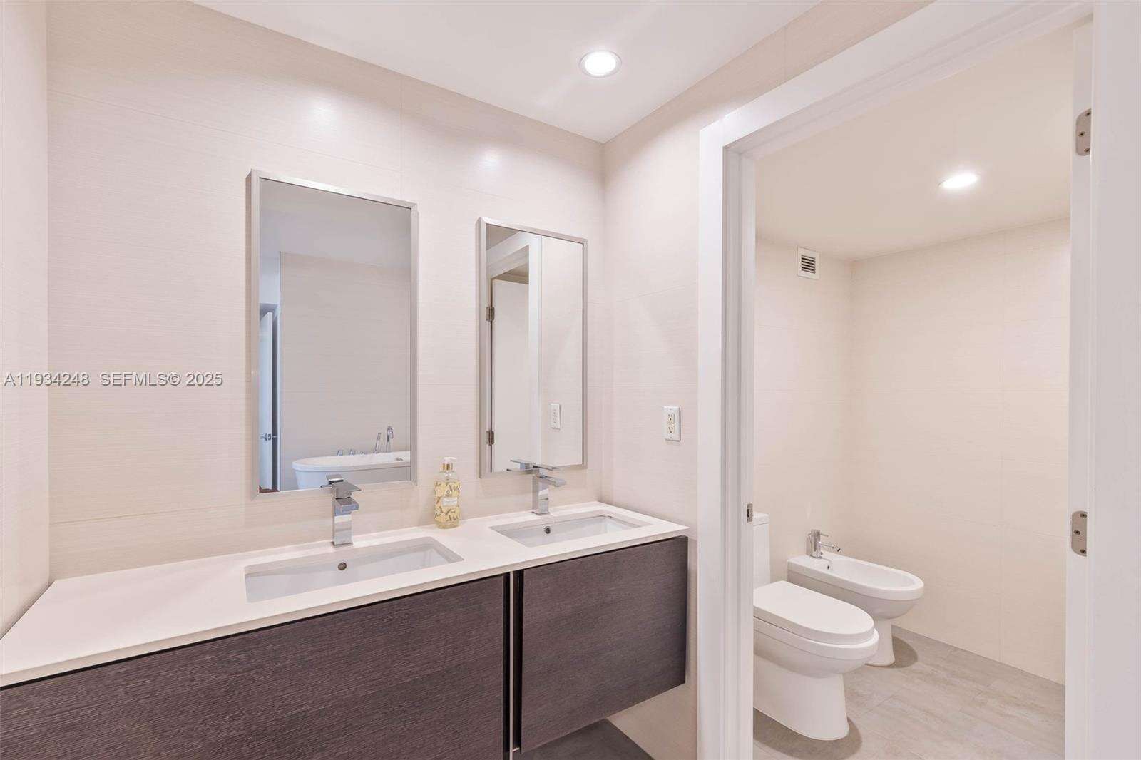 Roney Palace at 2301 Collins Ave, Miami Beach, FL 33139 - For Rent photo 18