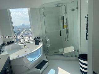 La Perla at 16699 Collins Ave, Sunny Isles Beach, FL 33160 - For Rent photo 16