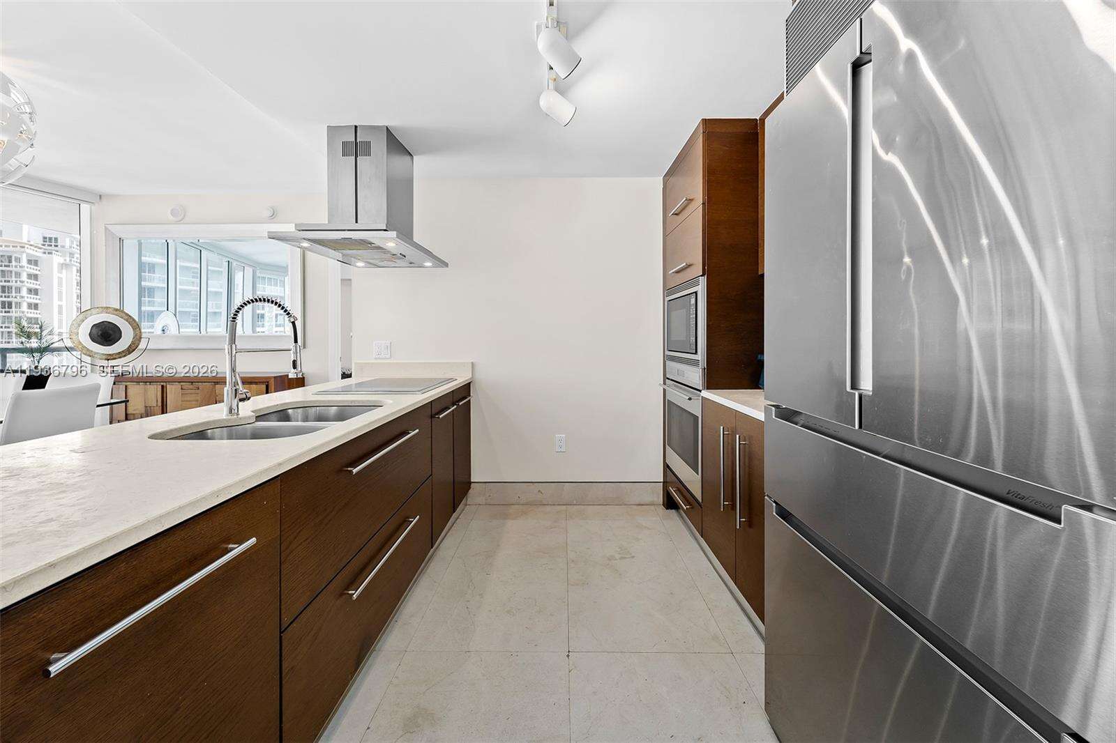 Icon Brickell 2 at 495 Brickell Ave, Miami, FL 33131 - For Rent photo 4