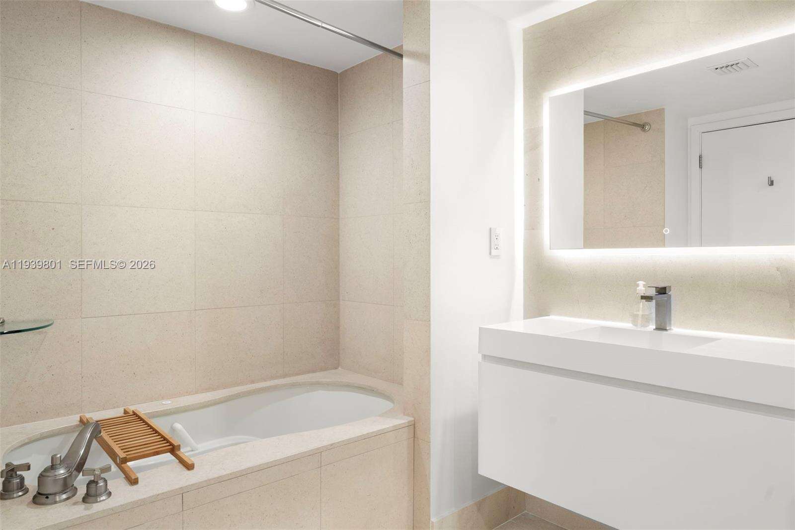 Central Carillon at 6801 Collins Ave, Miami Beach, FL 33141 - For Rent photo 16