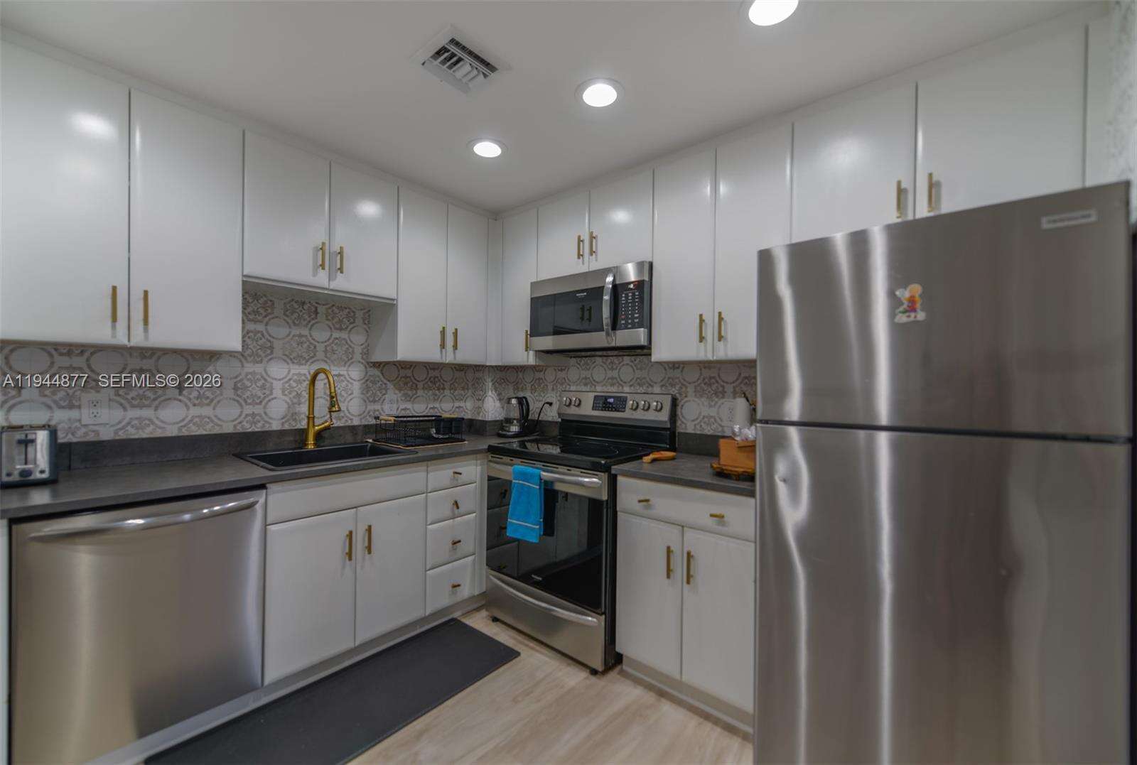 The Hemispheres at 1950 Ocean Dr, Hallandale Beach, FL 33009 - For Rent photo 12