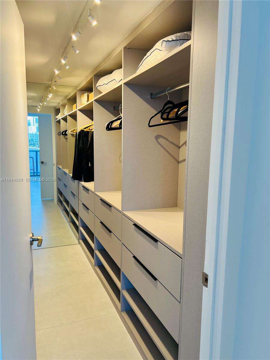 King Cole at 900 Bay Dr, Miami Beach, FL 33141 - For Rent photo 12