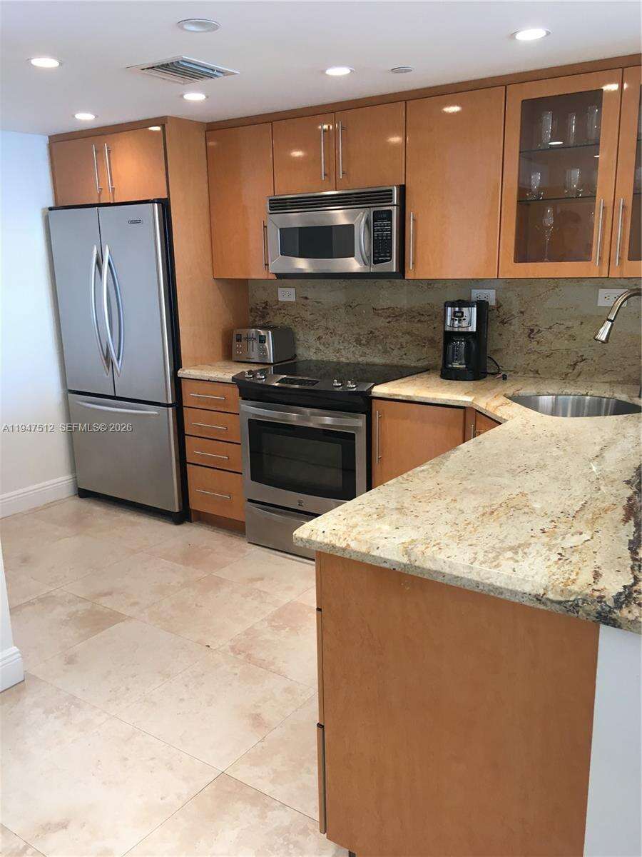 Oceanfront Plaza at 2625 Collins Ave, Miami Beach, FL 33140 - For Rent photo 4